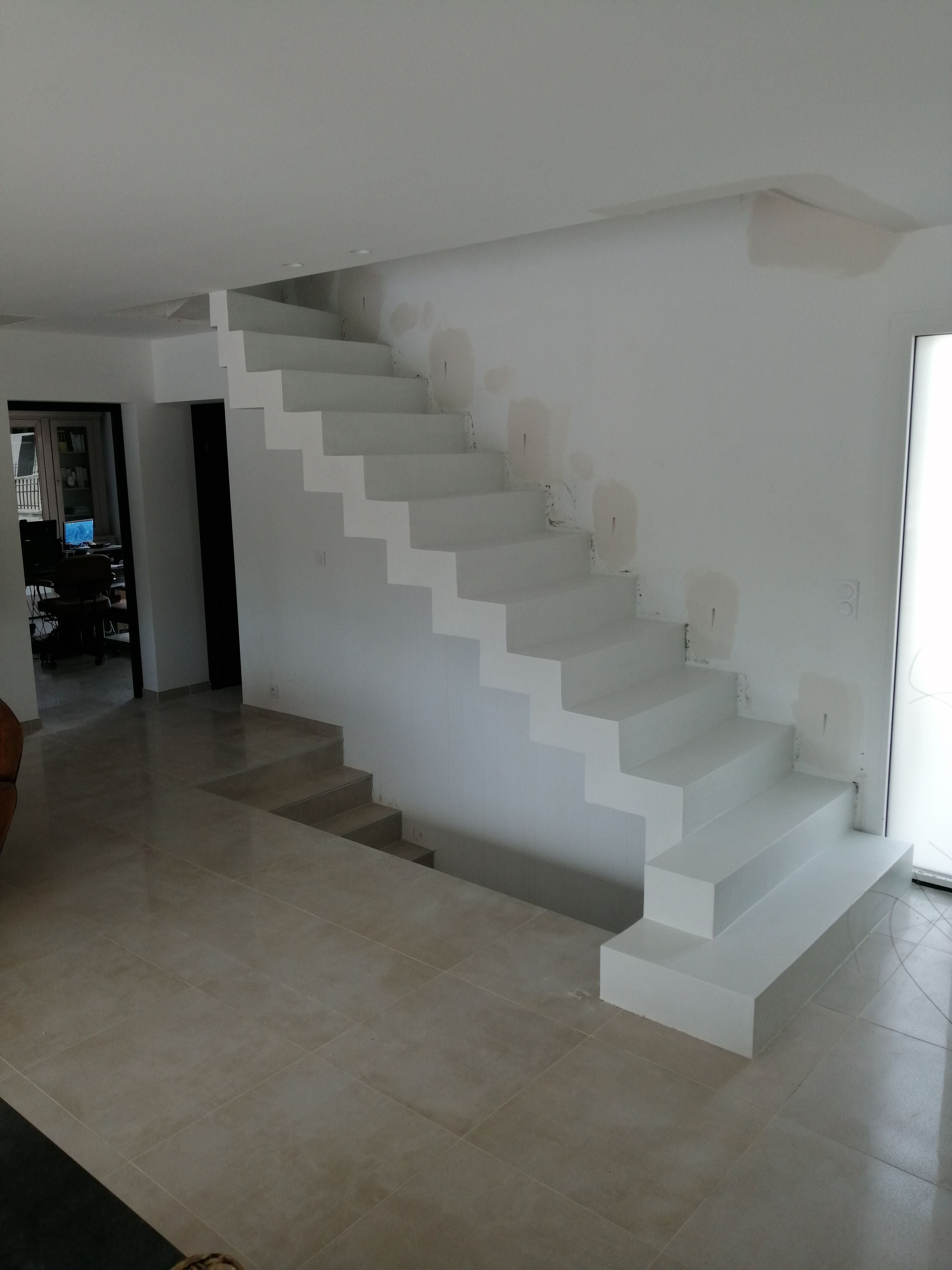 elégant escalier crémaillère avec marches royales en béton ciré vernis mat couleur everest Blanc pur. Réalisation à Aix en Provence pour un particulier