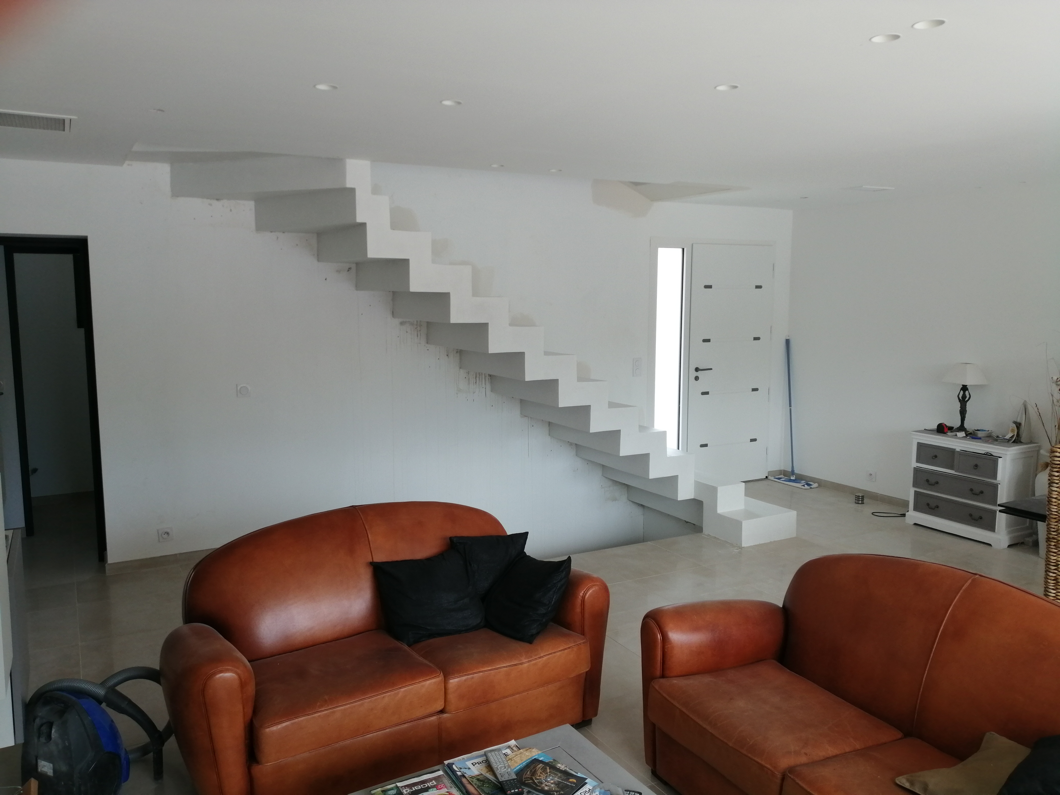 elégant escalier crémaillère avec marches royales en béton ciré vernis mat couleur everest Blanc pur. Réalisation à Aix en Provence pour un particulier