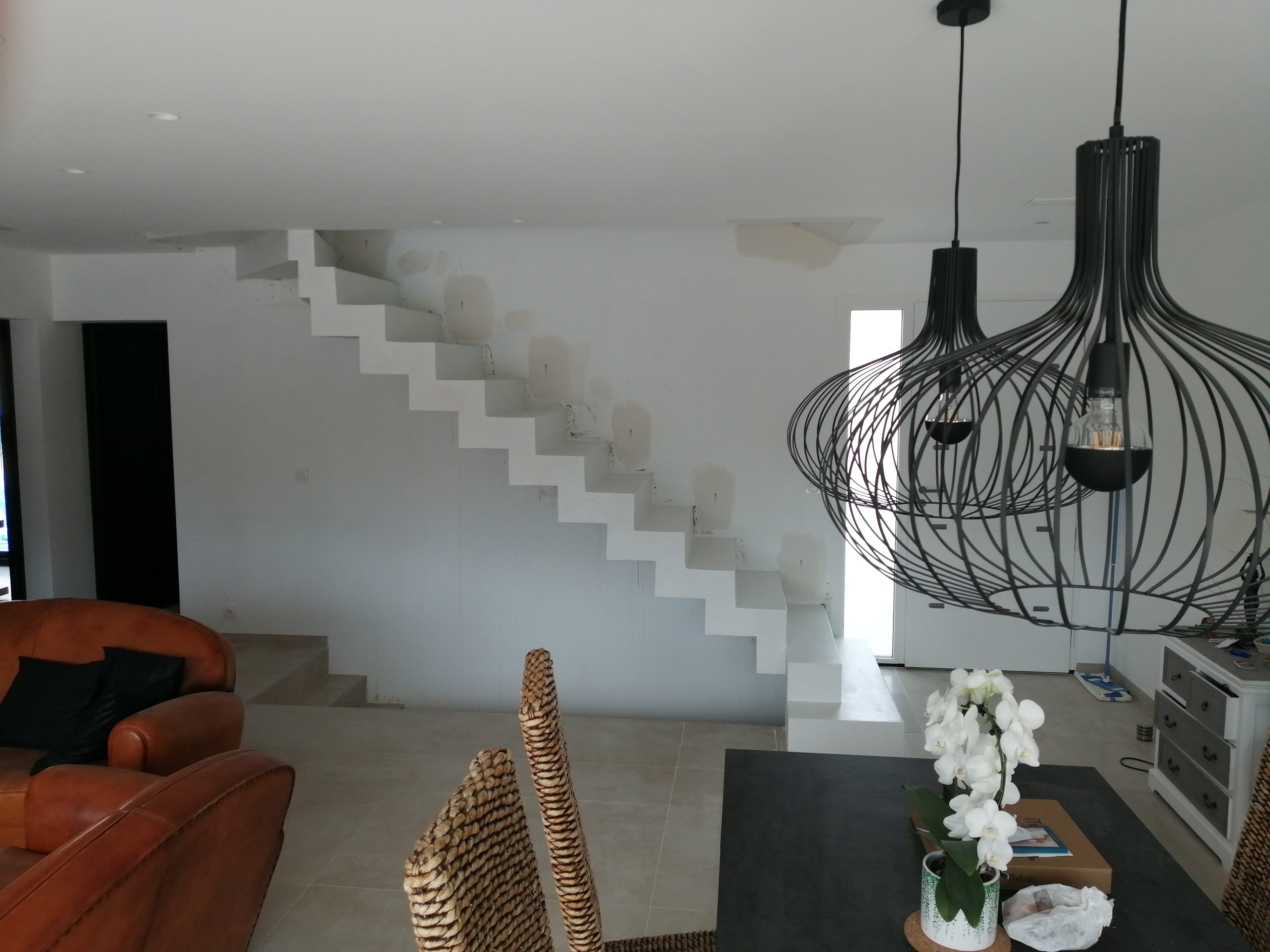 elégant escalier crémaillère avec marches royales en béton ciré vernis mat couleur everest Blanc pur. Réalisation à Aix en Provence pour un particulier