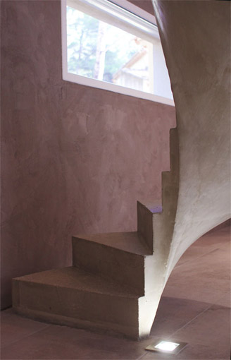 elégant escalier hélicoïdal sur mesure en béton ciré à Aix en Provence pour un constructeur