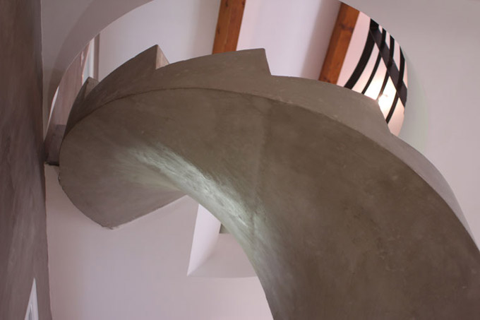 elégant escalier hélicoïdal sur mesure en béton ciré à Aix en Provence pour un constructeur