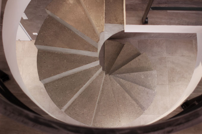 elégant escalier hélicoïdal sur mesure en béton ciré à Aix en Provence pour un constructeur