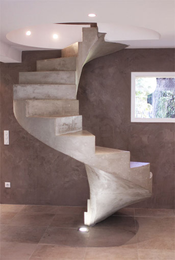 elégant escalier hélicoïdal sur mesure en béton ciré à Aix en Provence pour un constructeur