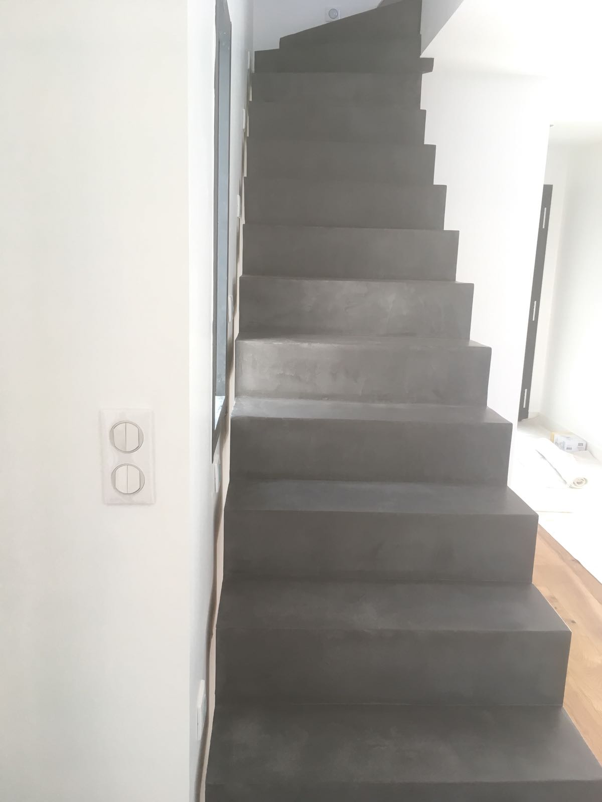 élégante volée droite architectural en béton ciré vernis mat couleur gris orbital à royan pour un particulier