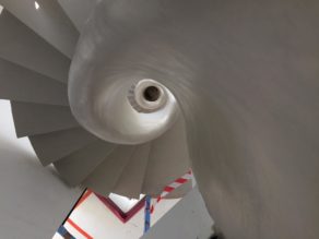 magnifique escalier en colimaçon avec garde corps intérieur  en béton ciré vernis soyeux  bruxelles  pour un constructeur