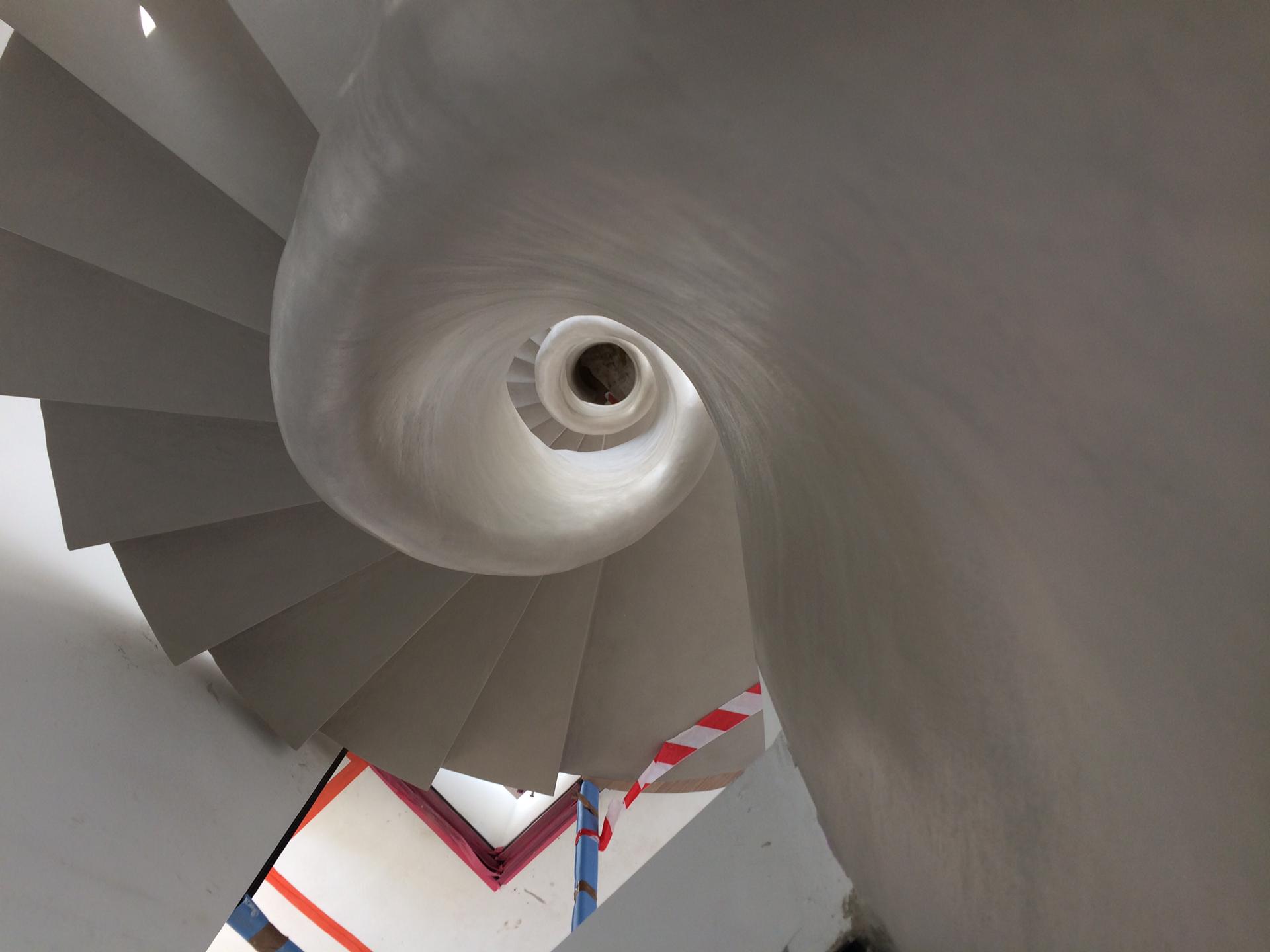 magnifique escalier en colimaçon avec garde corps intérieur en béton ciré vernis soyeux bruxelles pour un constructeur