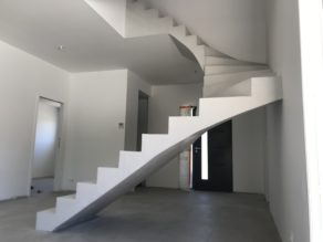 remarquable escalier à paillasse deux quart tournant en béton ciré couleur gris cendré à andernos-les-bains  pour un particulier