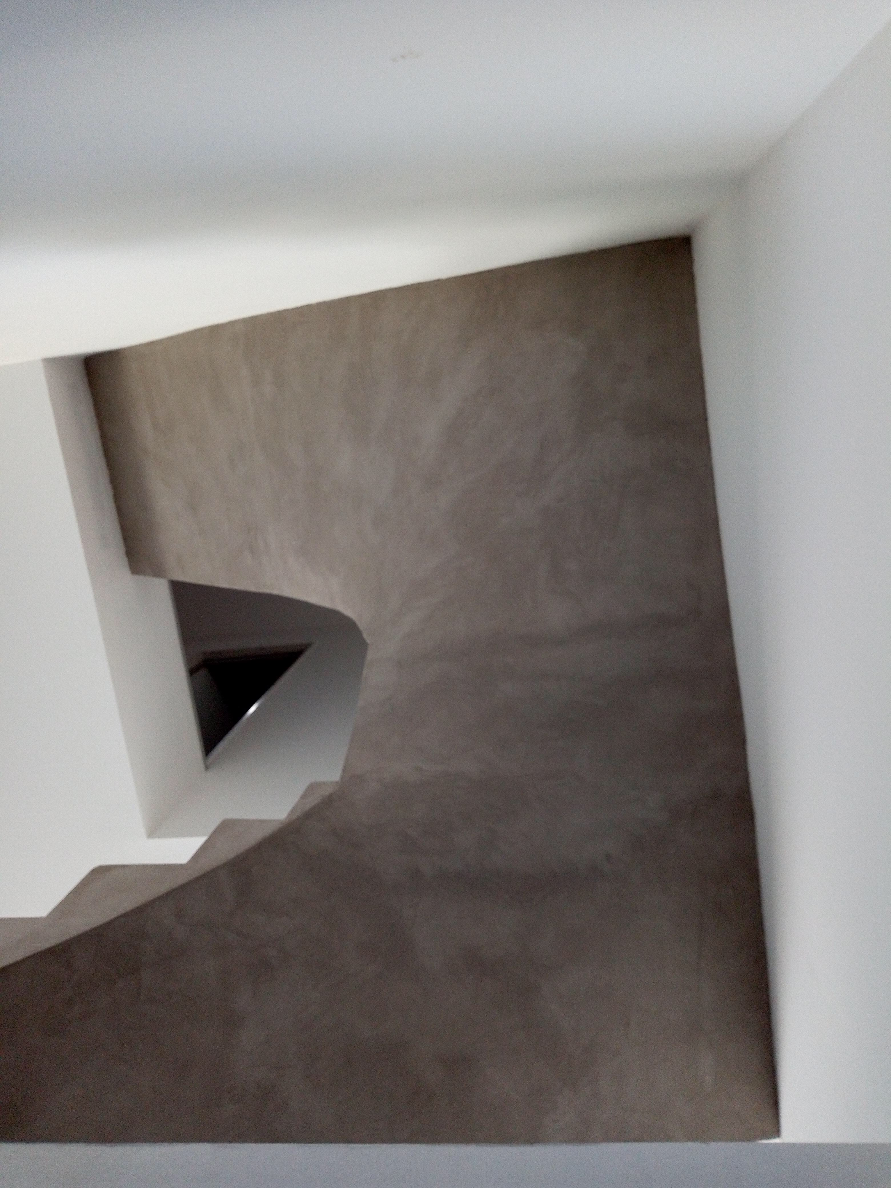 splendide escalier à paillasse dans une pièce à vivre en béton ciré couleur sofia le bouscat-bordeaux(33) pour un particulier
