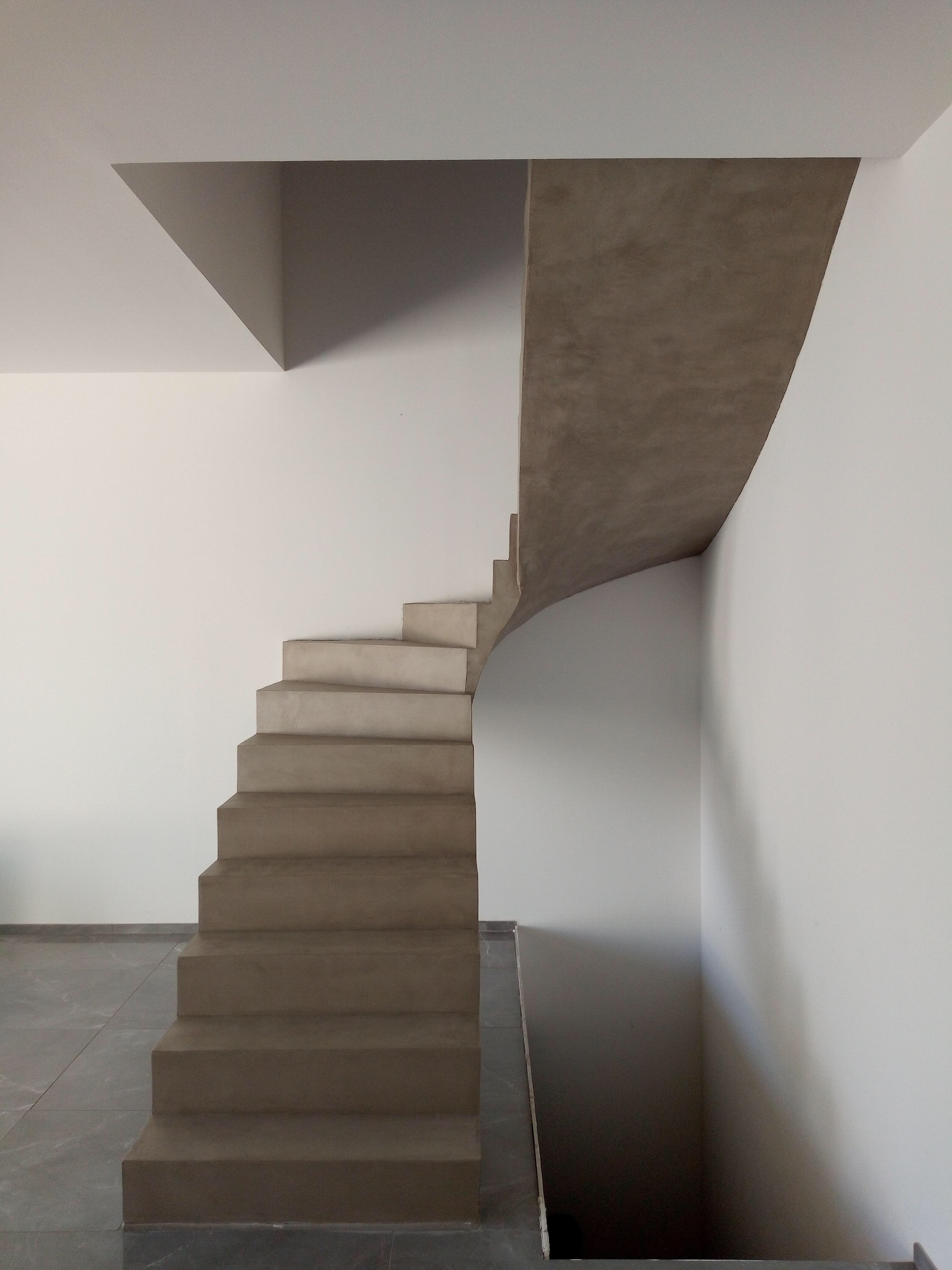 splendide escalier à paillasse dans une pièce à vivre en béton ciré couleur sofia le bouscat-bordeaux(33) pour un particulier