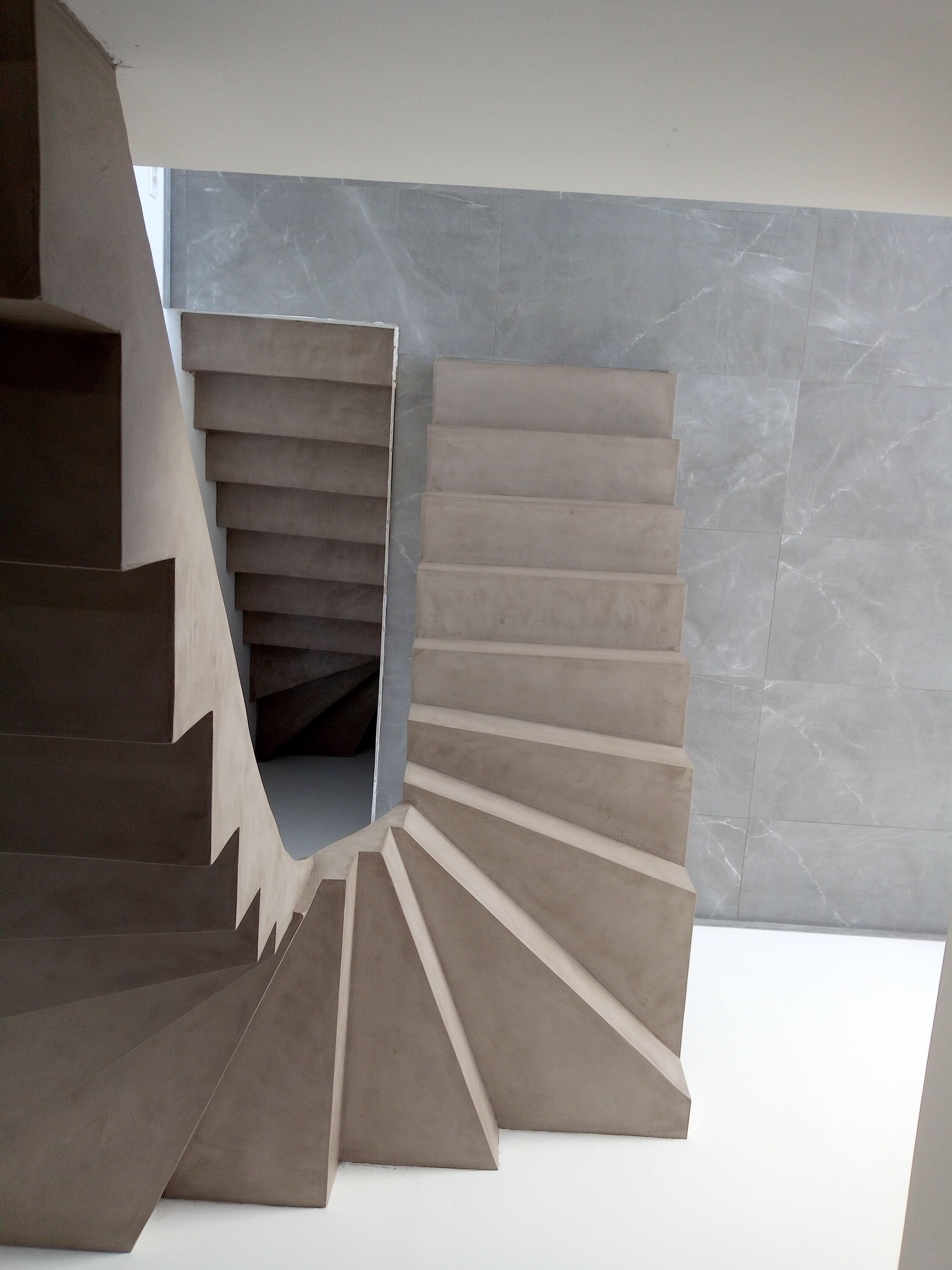 splendide escalier à paillasse dans une pièce à vivre en béton ciré couleur sofia le bouscat-bordeaux(33) pour un particulier