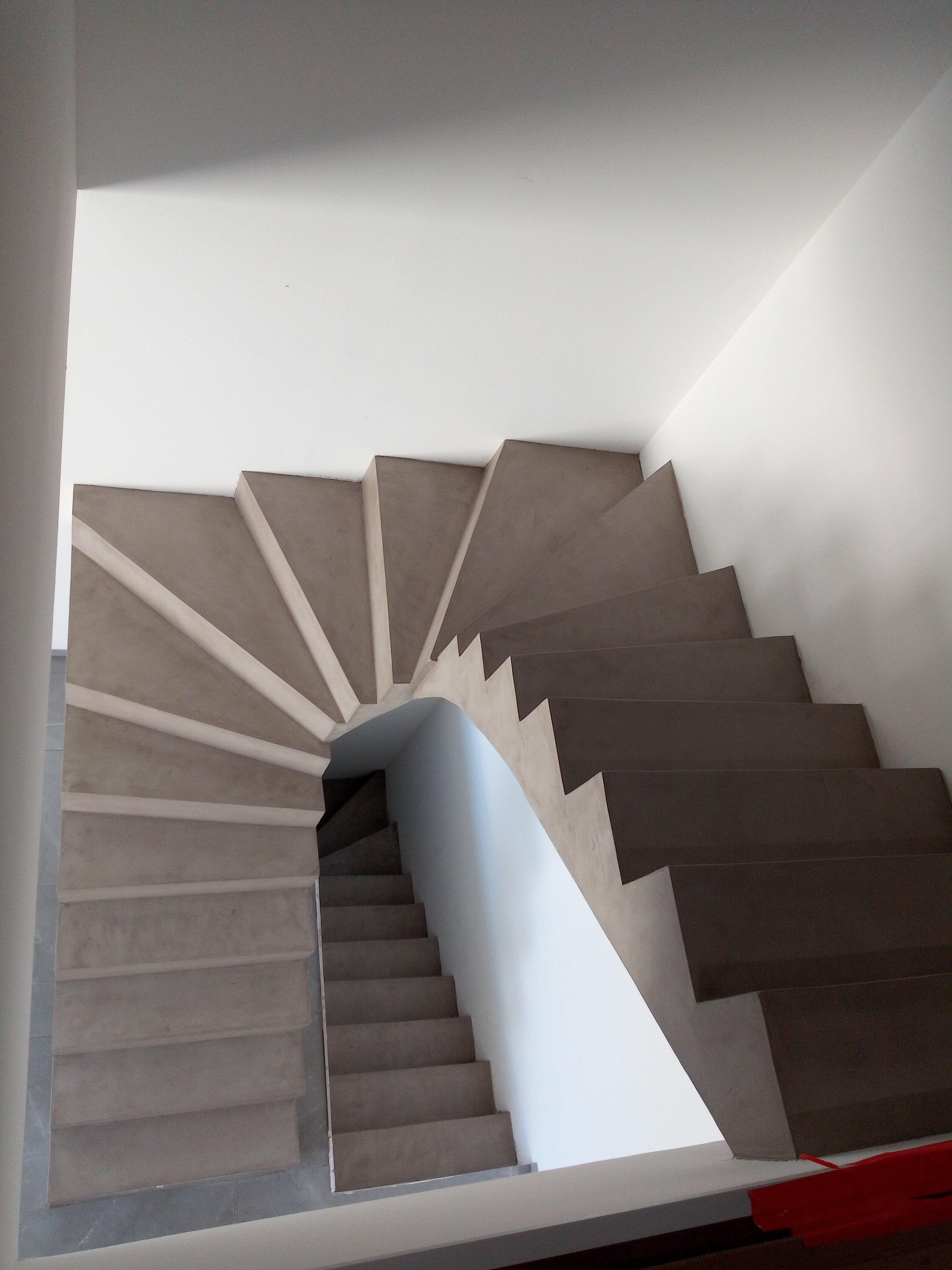splendide escalier à paillasse dans une pièce à vivre en béton ciré couleur sofia le bouscat-bordeaux(33) pour un particulier