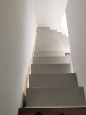 sublime escalier crémaillère décollé du mur en béton ciré vernis mat couleur gris souris À Quinsac près de bordeaux pour un constructeur