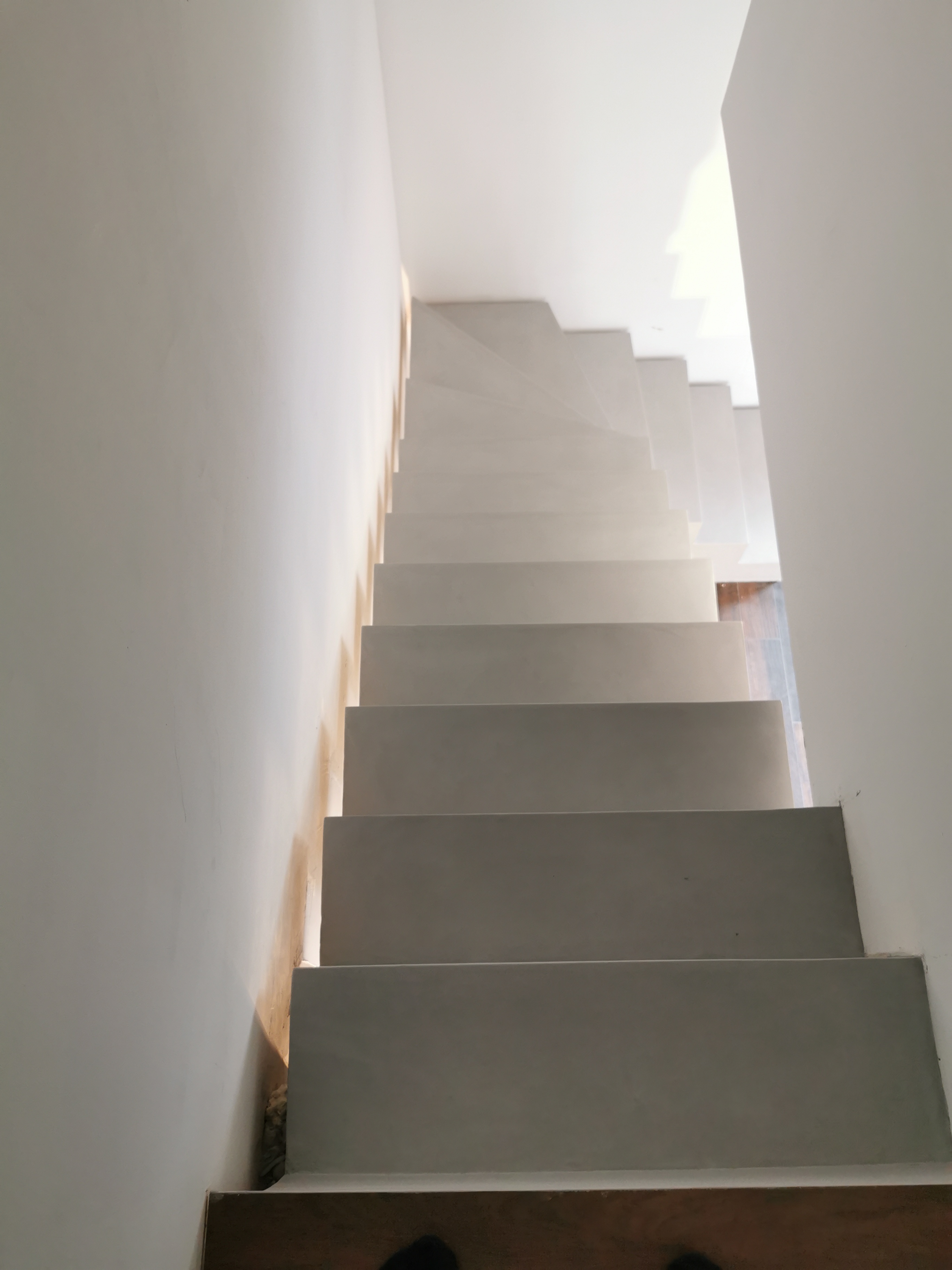 sublime escalier crémaillère décollé du mur en béton ciré vernis mat couleur gris souris À Quinsac près de bordeaux pour un constructeur