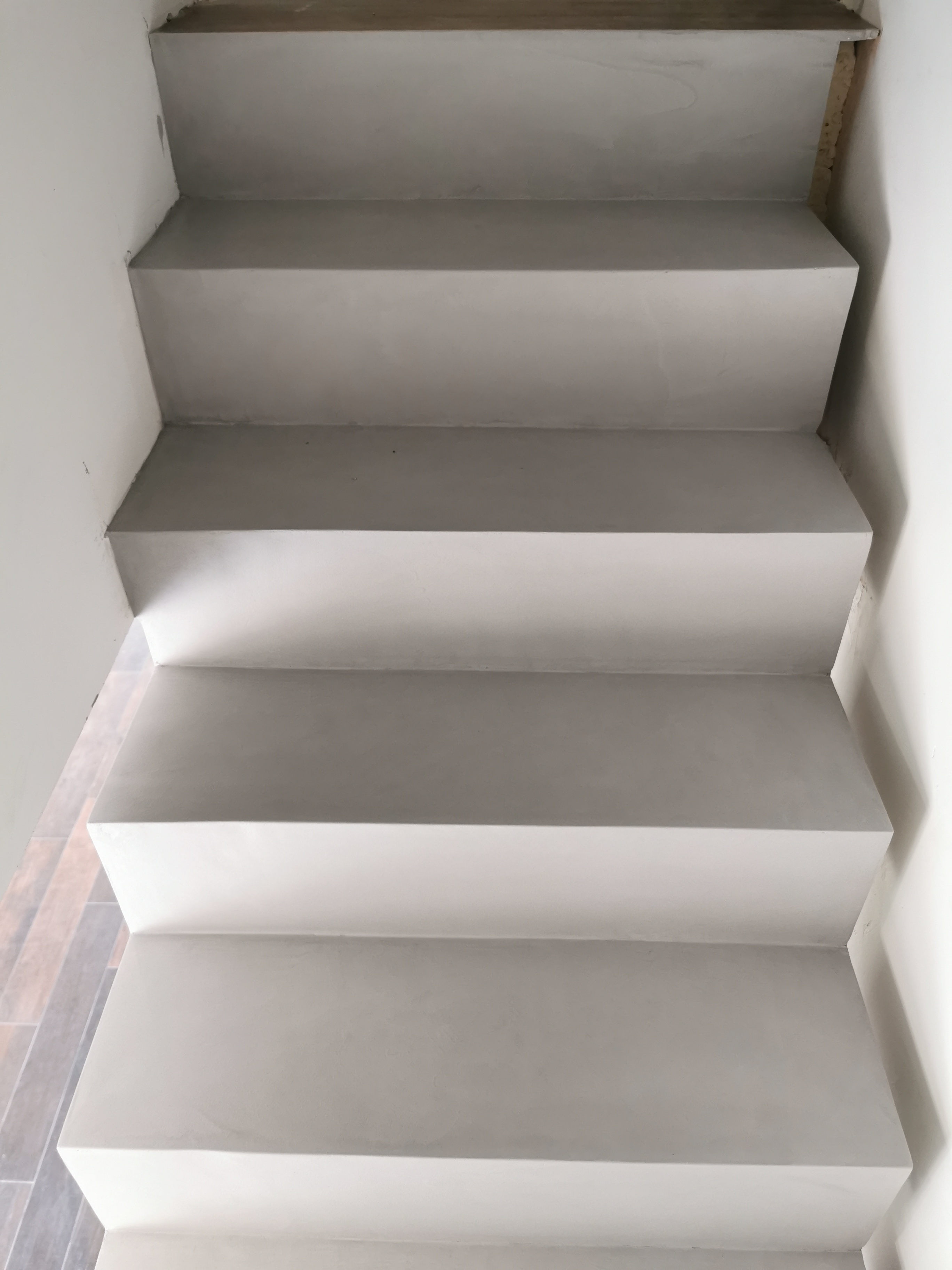 sublime escalier crémaillère décollé du mur en béton ciré vernis mat couleur gris souris À Quinsac près de bordeaux pour un constructeur