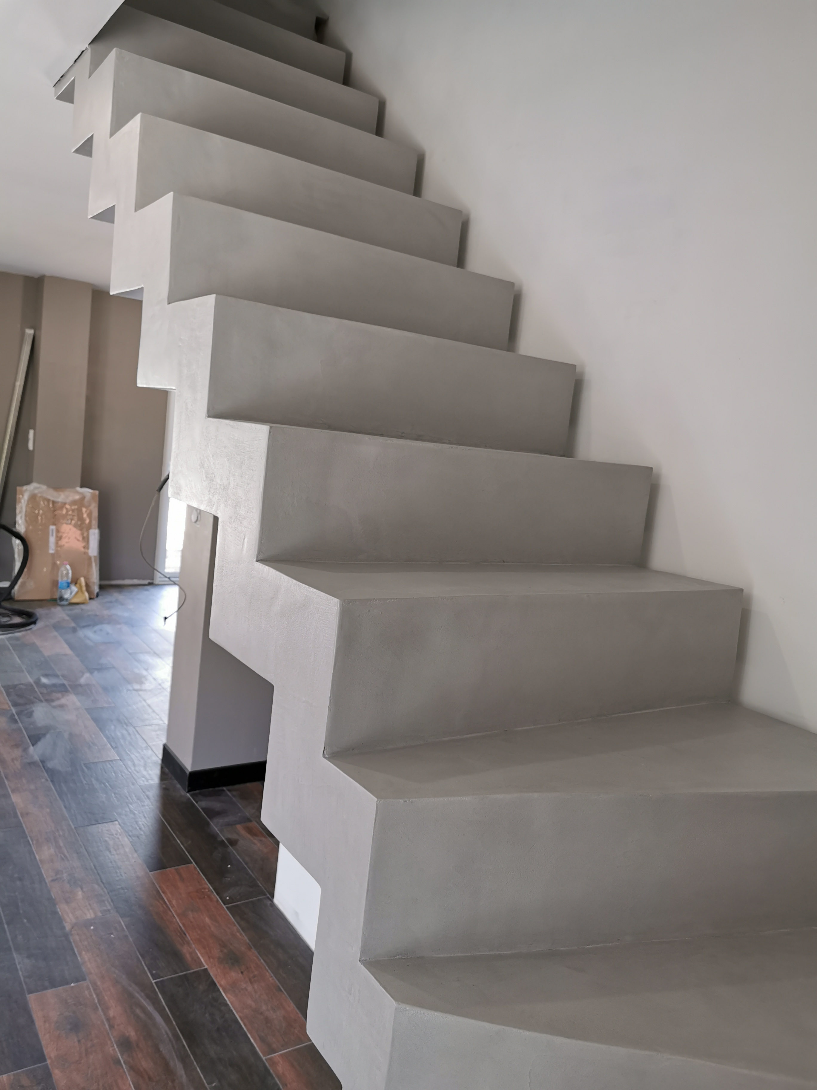 sublime escalier crémaillère décollé du mur en béton ciré vernis mat couleur gris souris À Quinsac près de bordeaux pour un constructeur