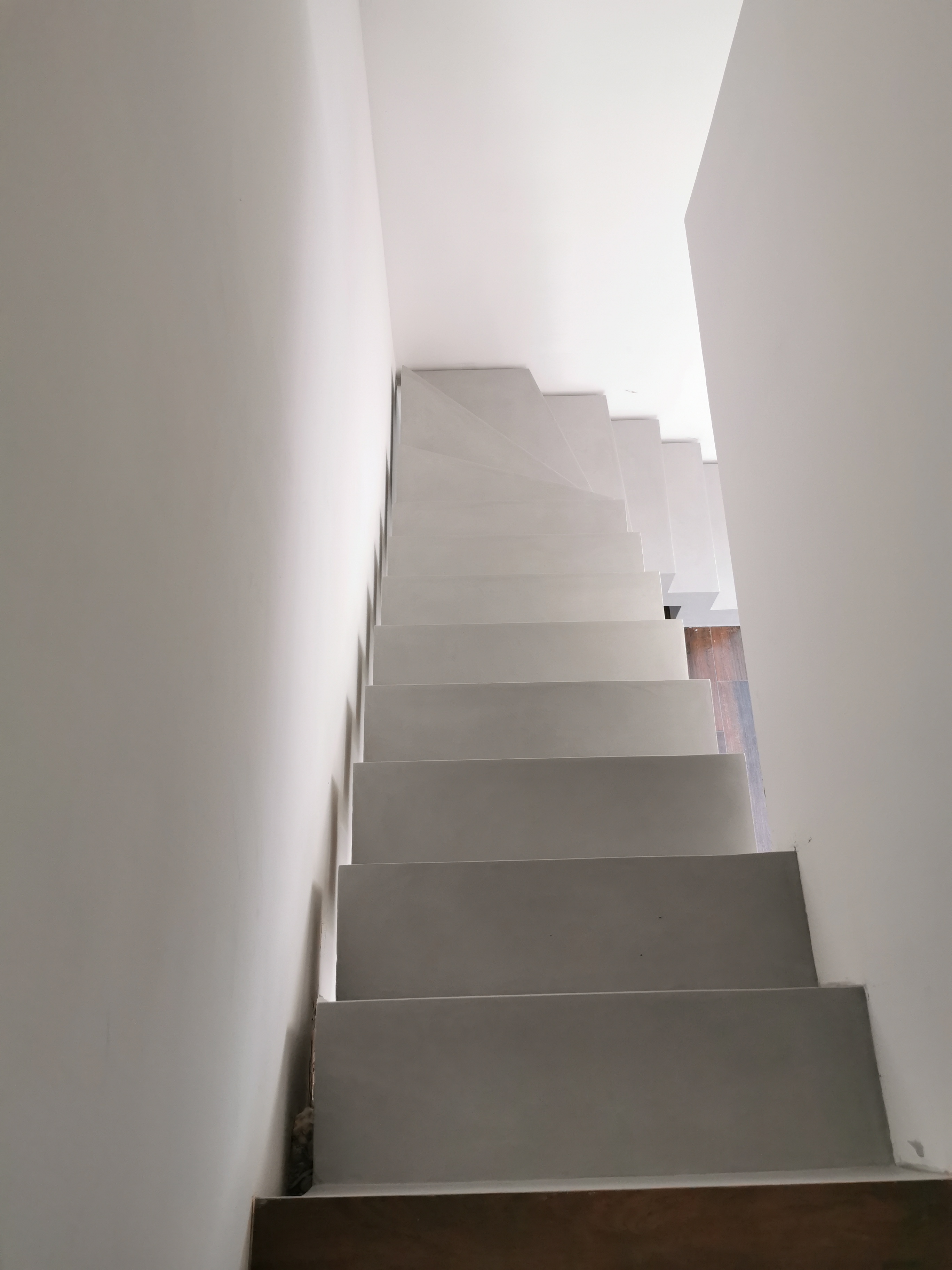 sublime escalier crémaillère décollé du mur en béton ciré vernis mat couleur gris souris À Quinsac près de bordeaux pour un constructeur
