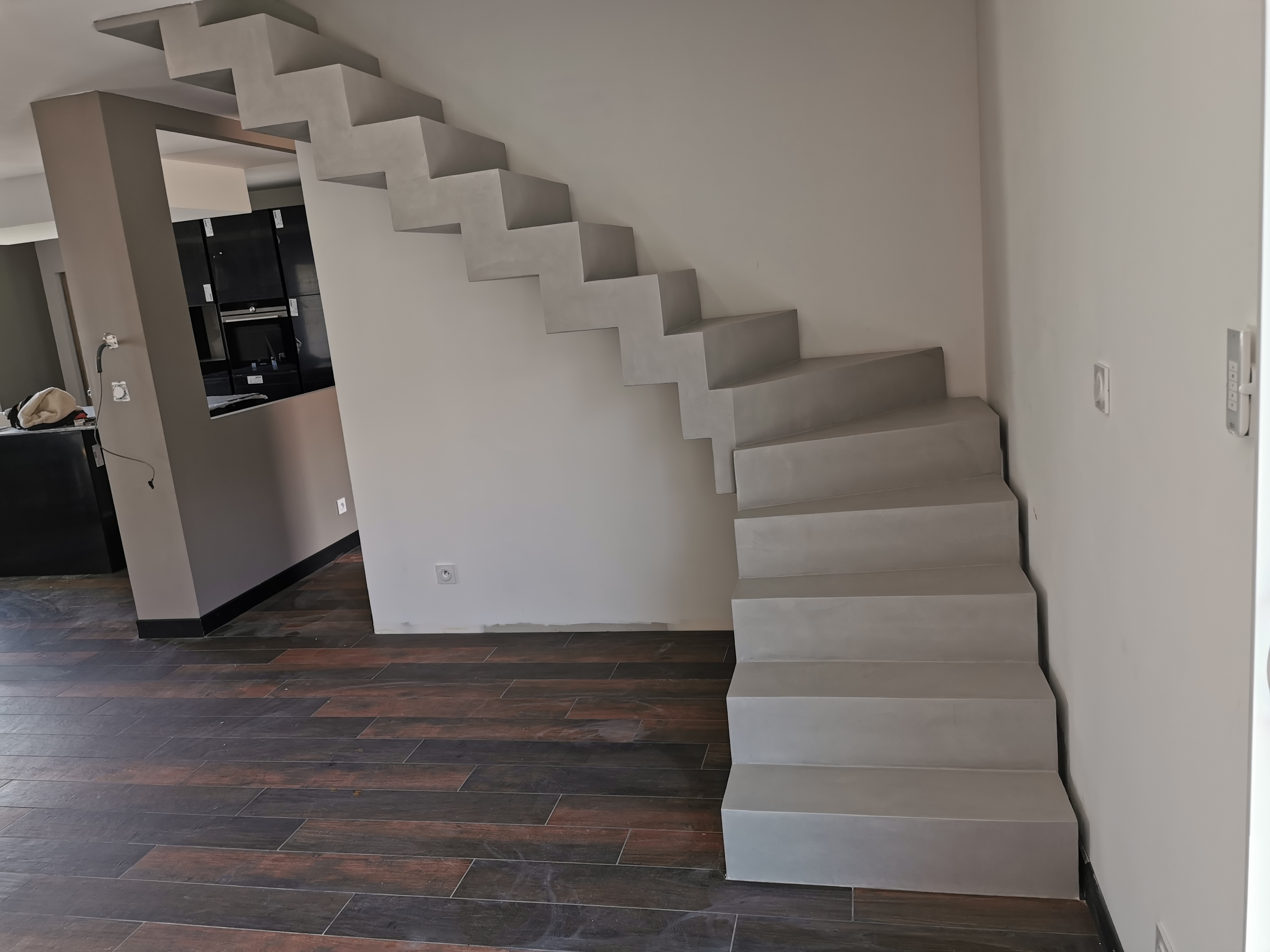 sublime escalier crémaillère décollé du mur en béton ciré vernis mat couleur gris souris À Quinsac près de bordeaux pour un constructeur