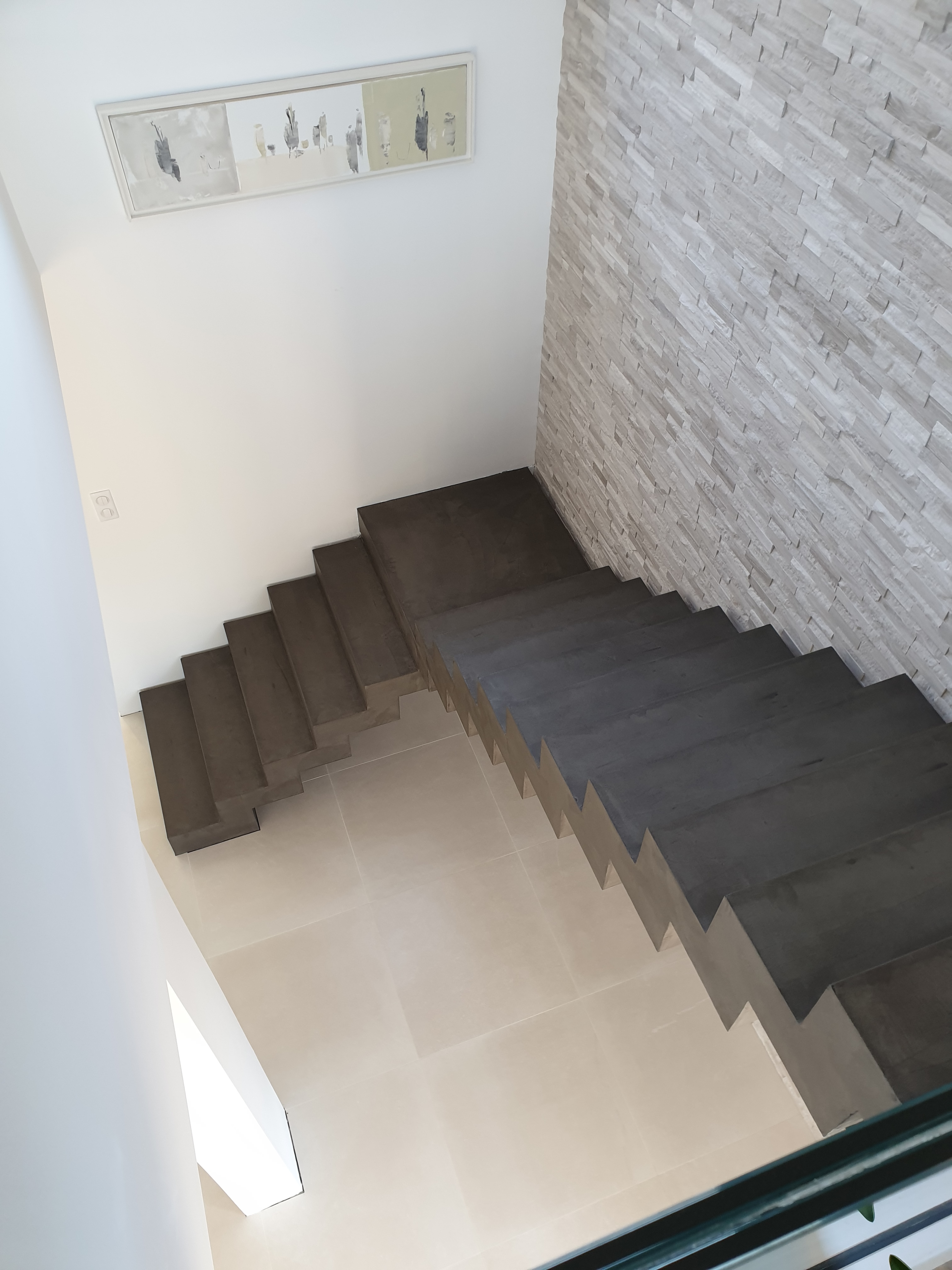 sublime marches d'un escalier crémaillère en béton ciré vernis mat couleur nubuck à Lyon pour un particulier