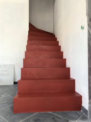 audacieux  escalier à paillasse sur mesure en béton ciré vernis mat couleur hacienda à Anglet pour un particulier