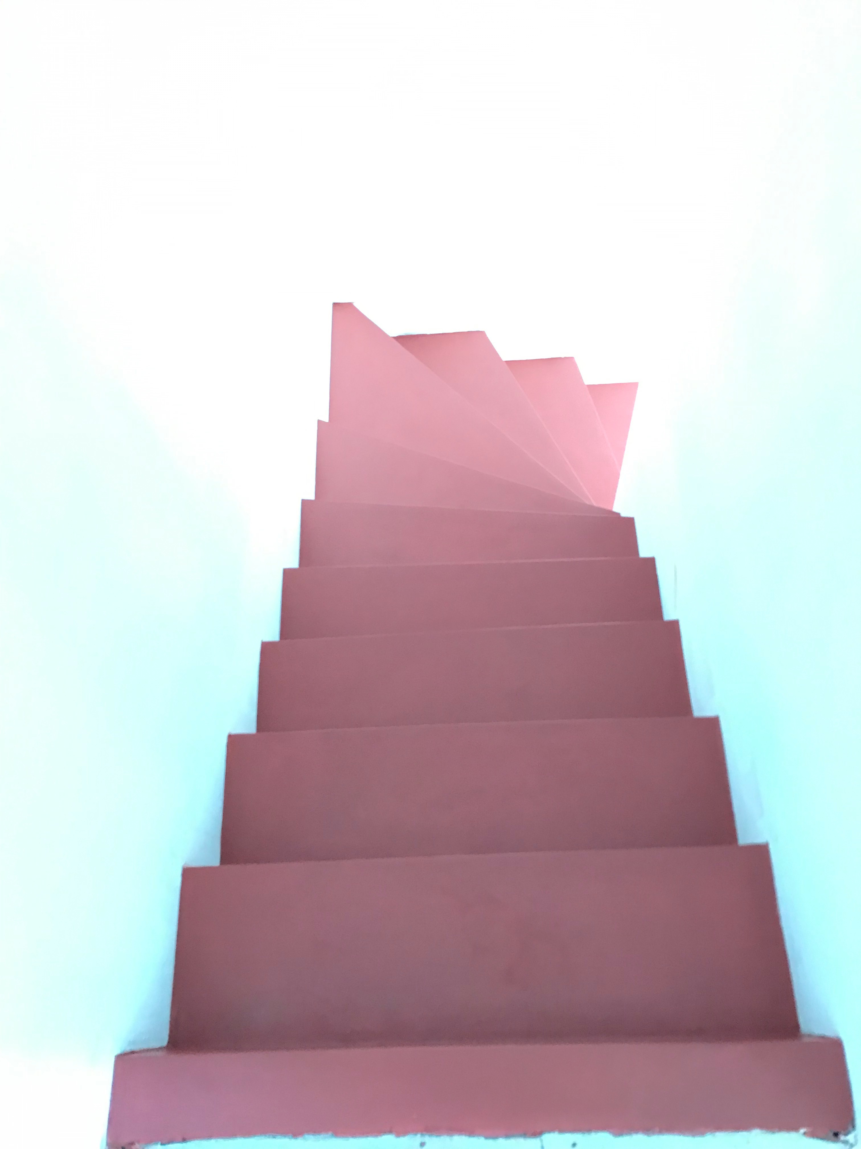 audacieux escalier à paillasse sur mesure en béton ciré vernis mat couleur hacienda à Anglet pour un particulier
