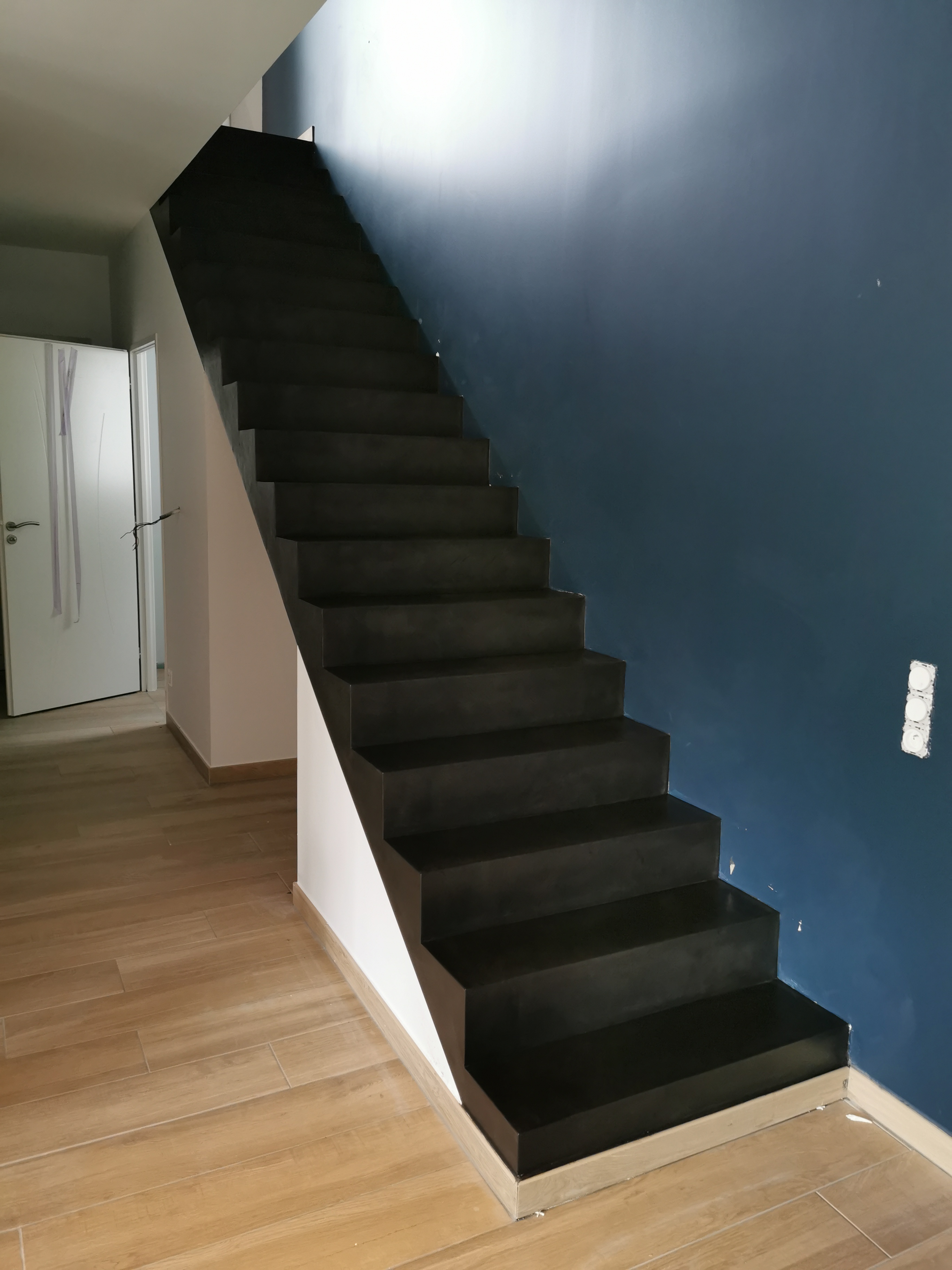 belle volée droite d'un escalier à paillasse en béton ciré vernis mat couleur ardoise A anglet (64) pour un constructeur