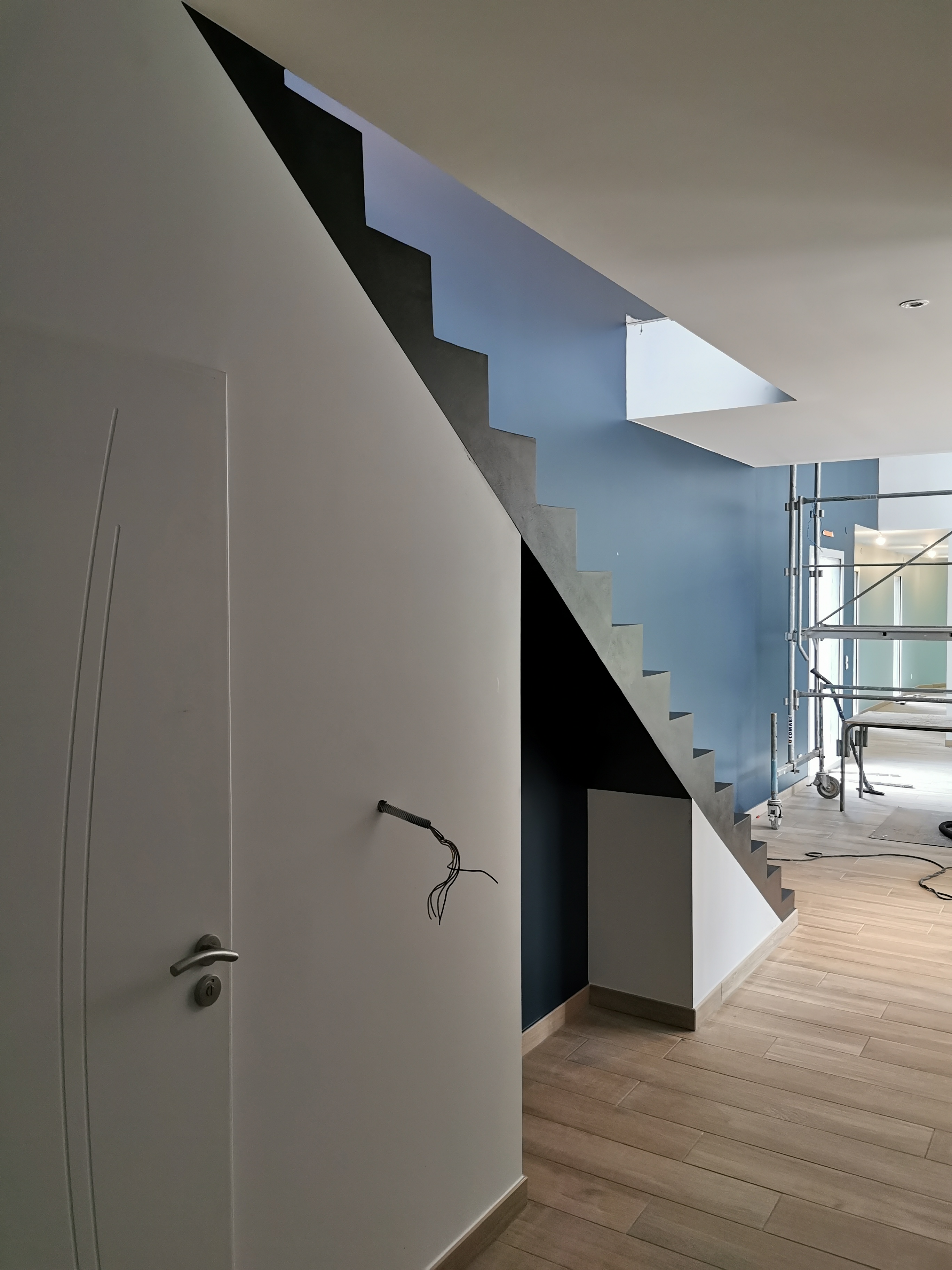belle volée droite d'un escalier à paillasse en béton ciré vernis mat couleur ardoise A anglet (64) pour un constructeur