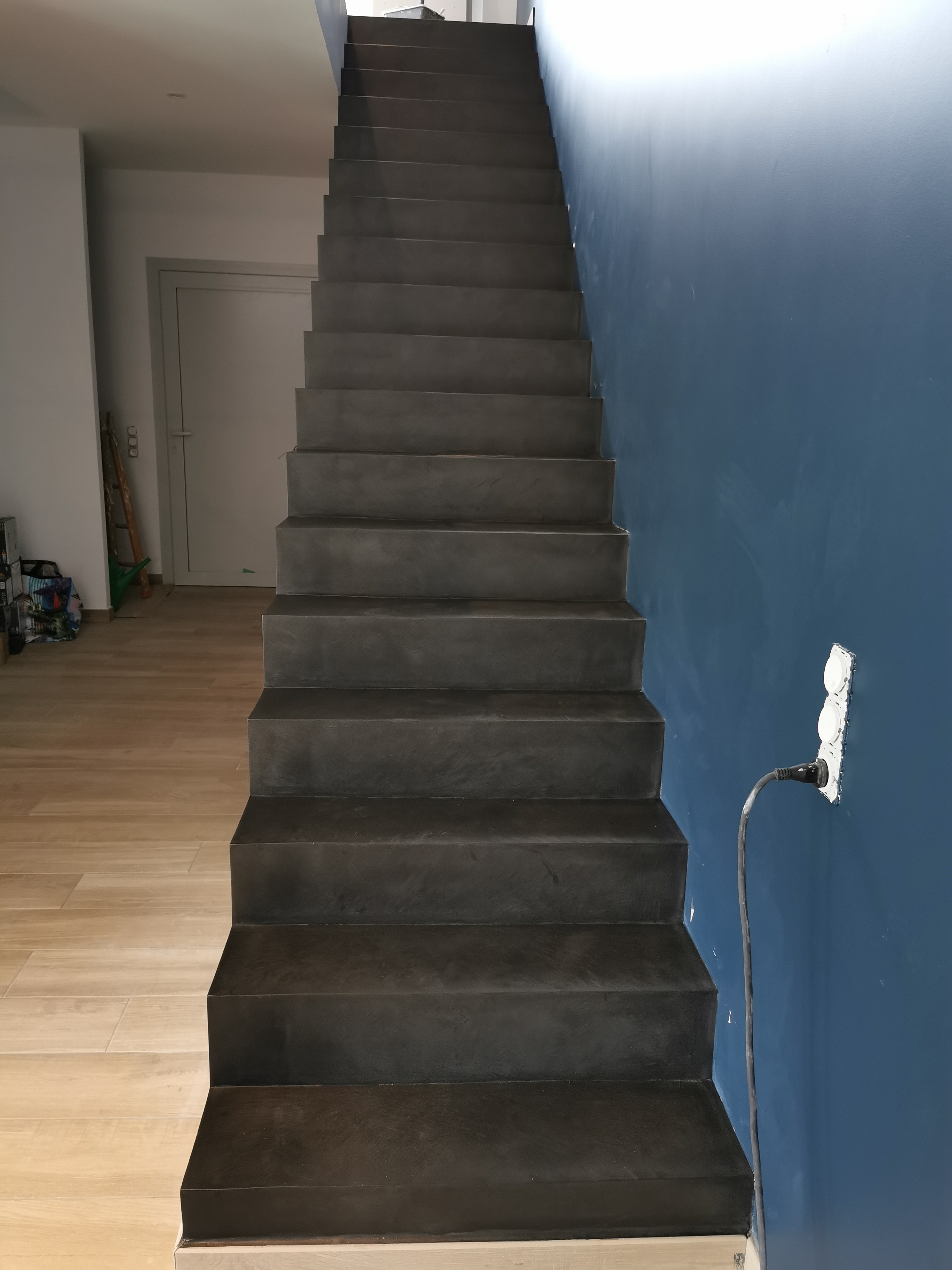 belle volée droite d'un escalier à paillasse en béton ciré vernis mat couleur ardoise A anglet (64) pour un constructeur