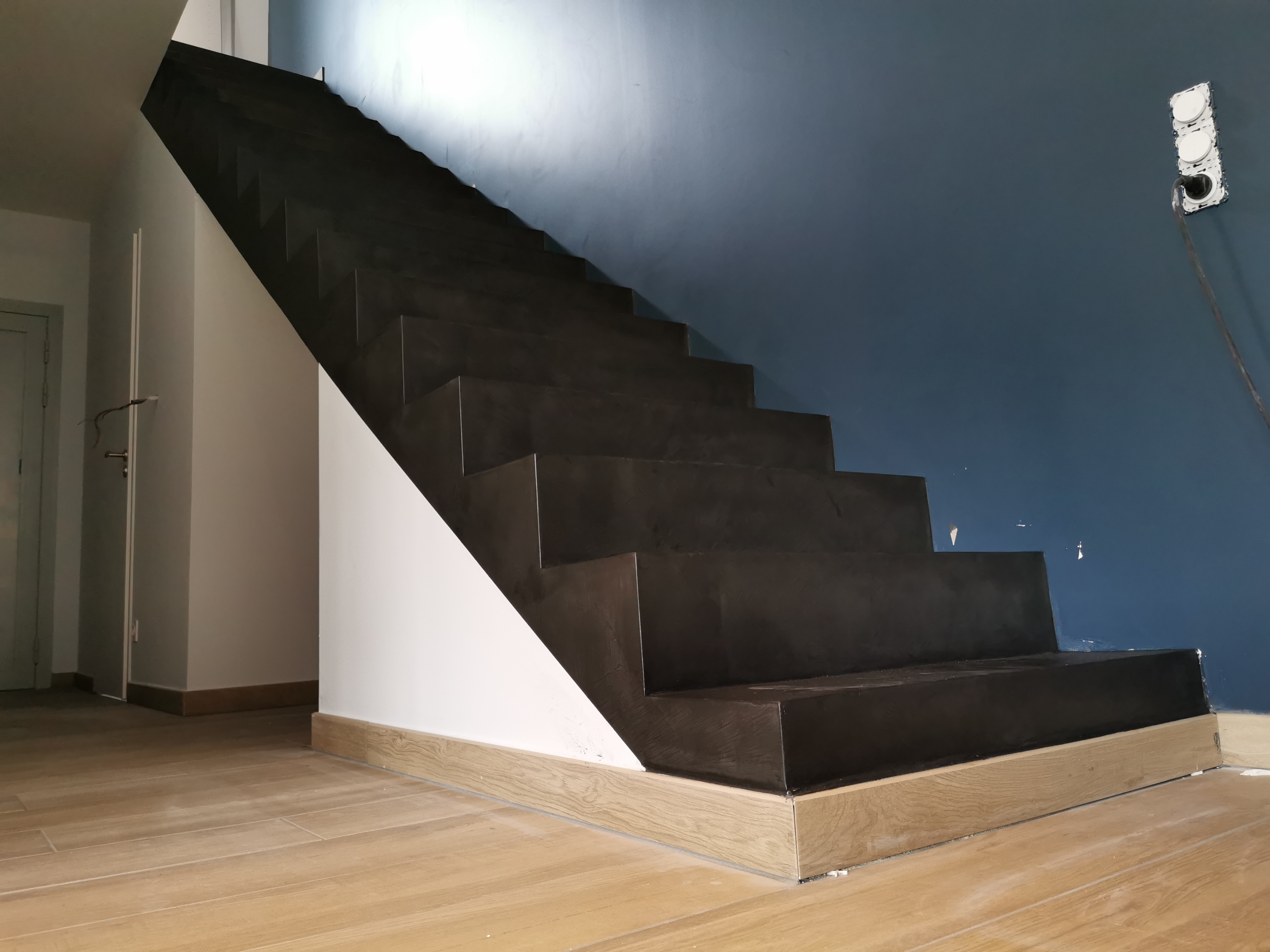 belle volée droite d'un escalier à paillasse en béton ciré vernis mat couleur ardoise A anglet (64) pour un constructeur