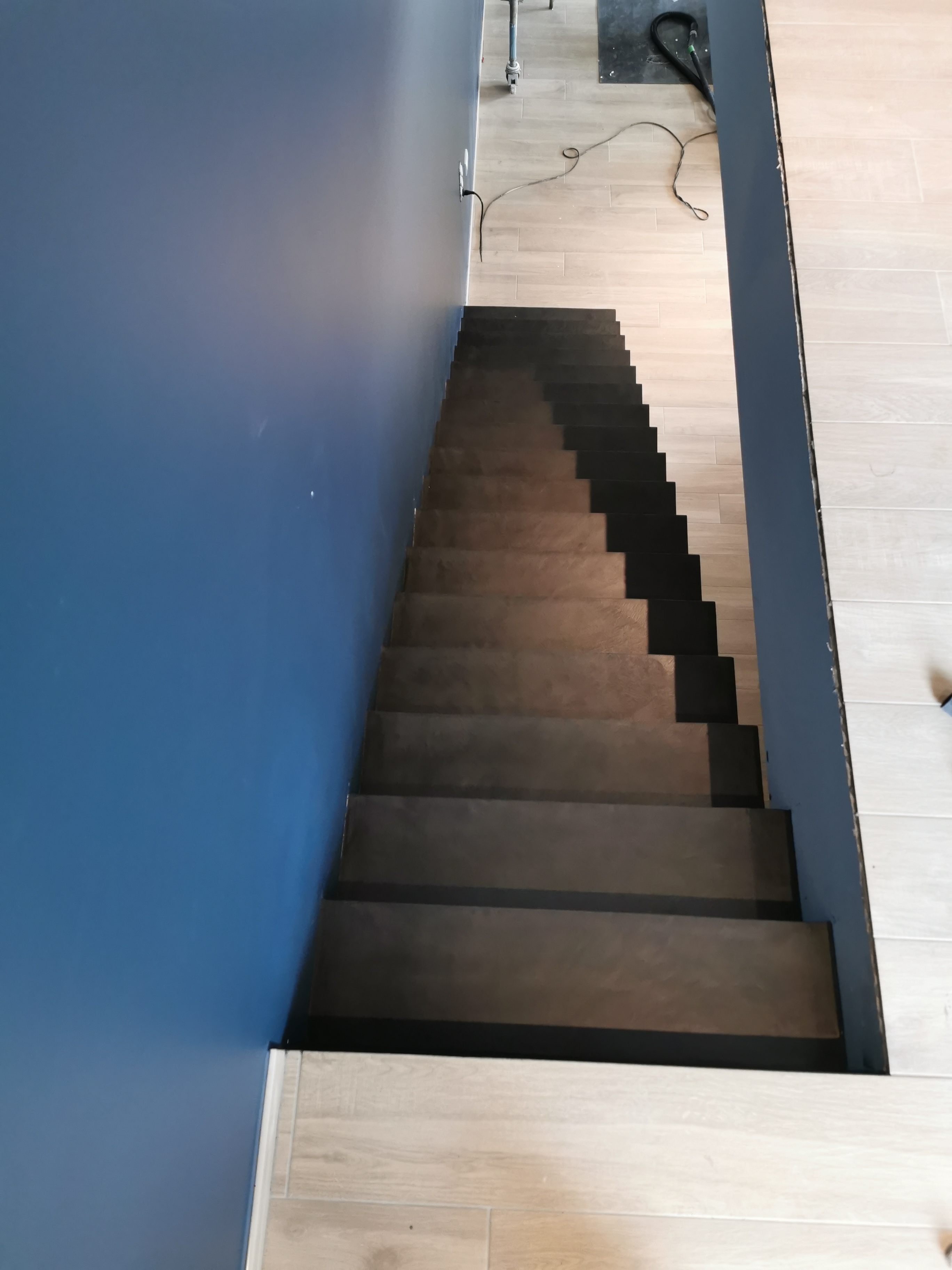 belle volée droite d'un escalier à paillasse en béton ciré vernis mat couleur ardoise A anglet (64) pour un constructeur