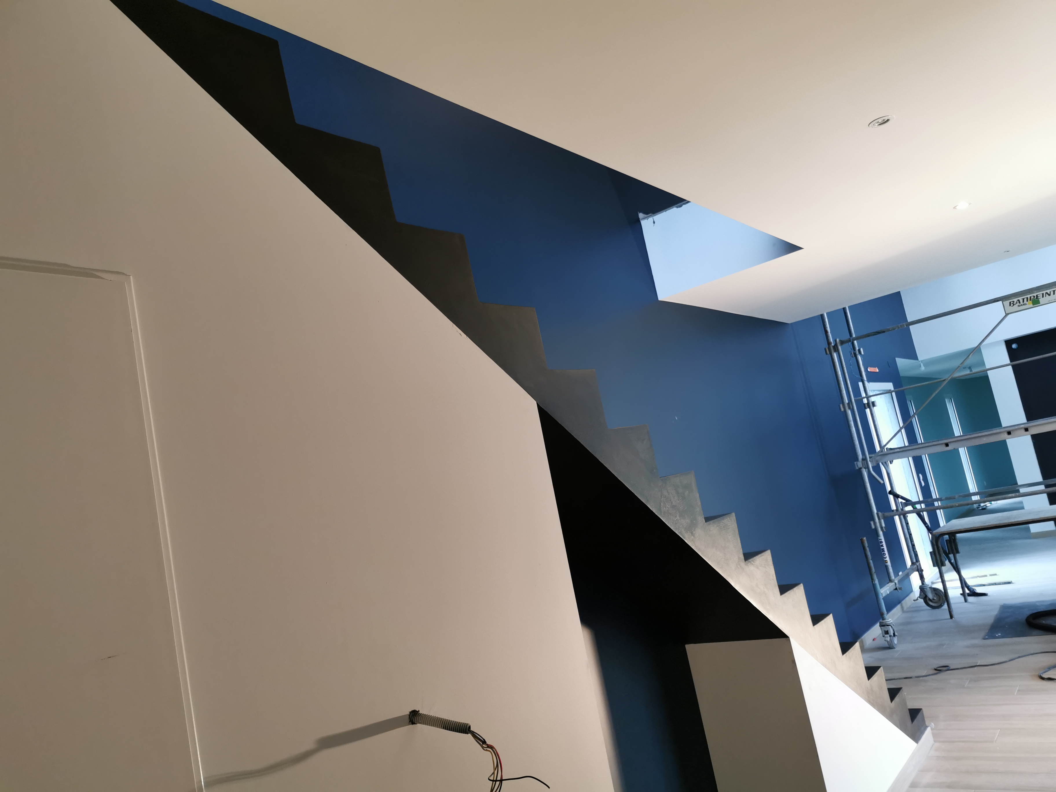 belle volée droite d'un escalier à paillasse en béton ciré vernis mat couleur ardoise A anglet (64) pour un constructeur