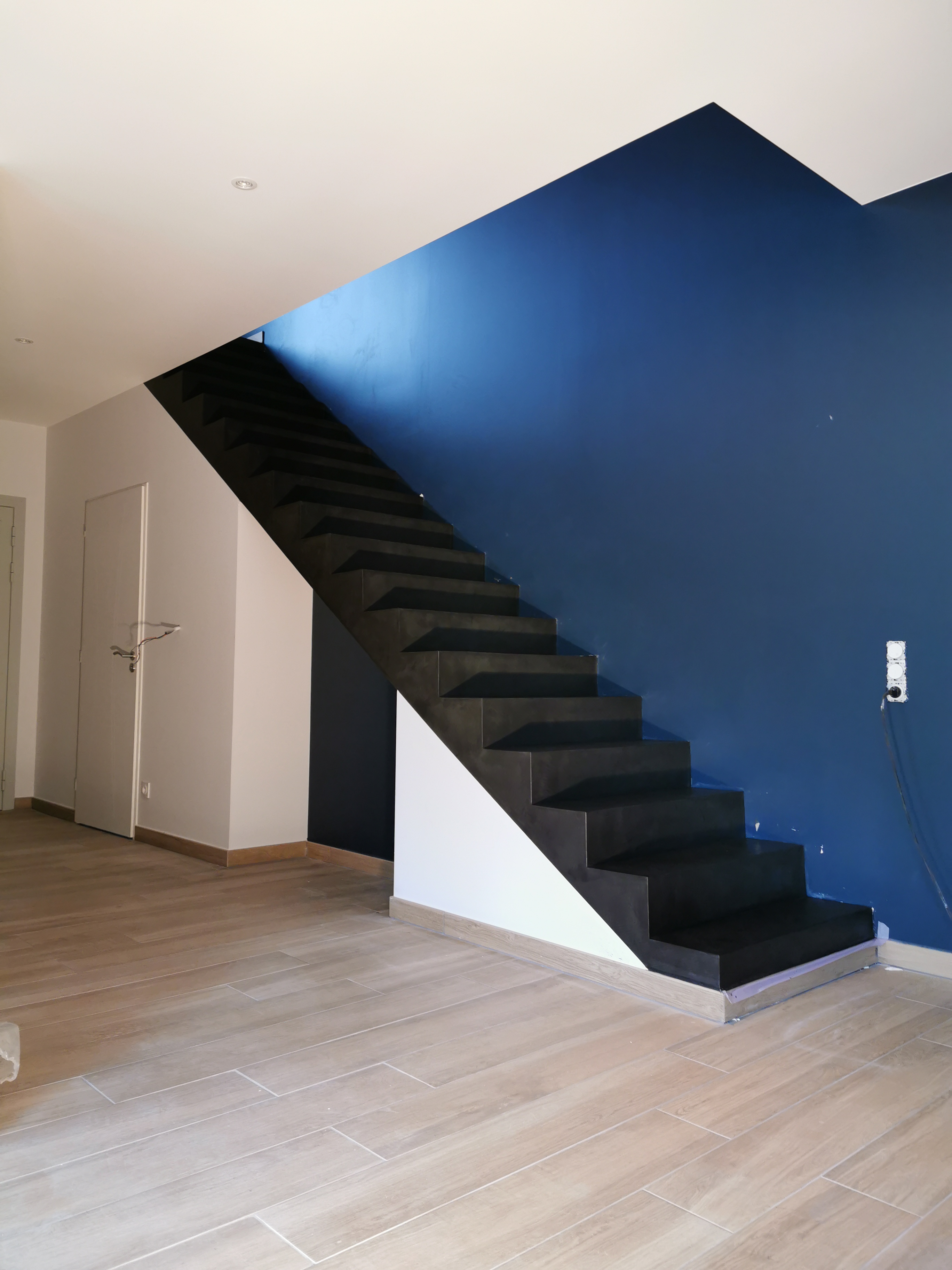 belle volée droite d'un escalier à paillasse en béton ciré vernis mat couleur ardoise A anglet (64) pour un constructeur