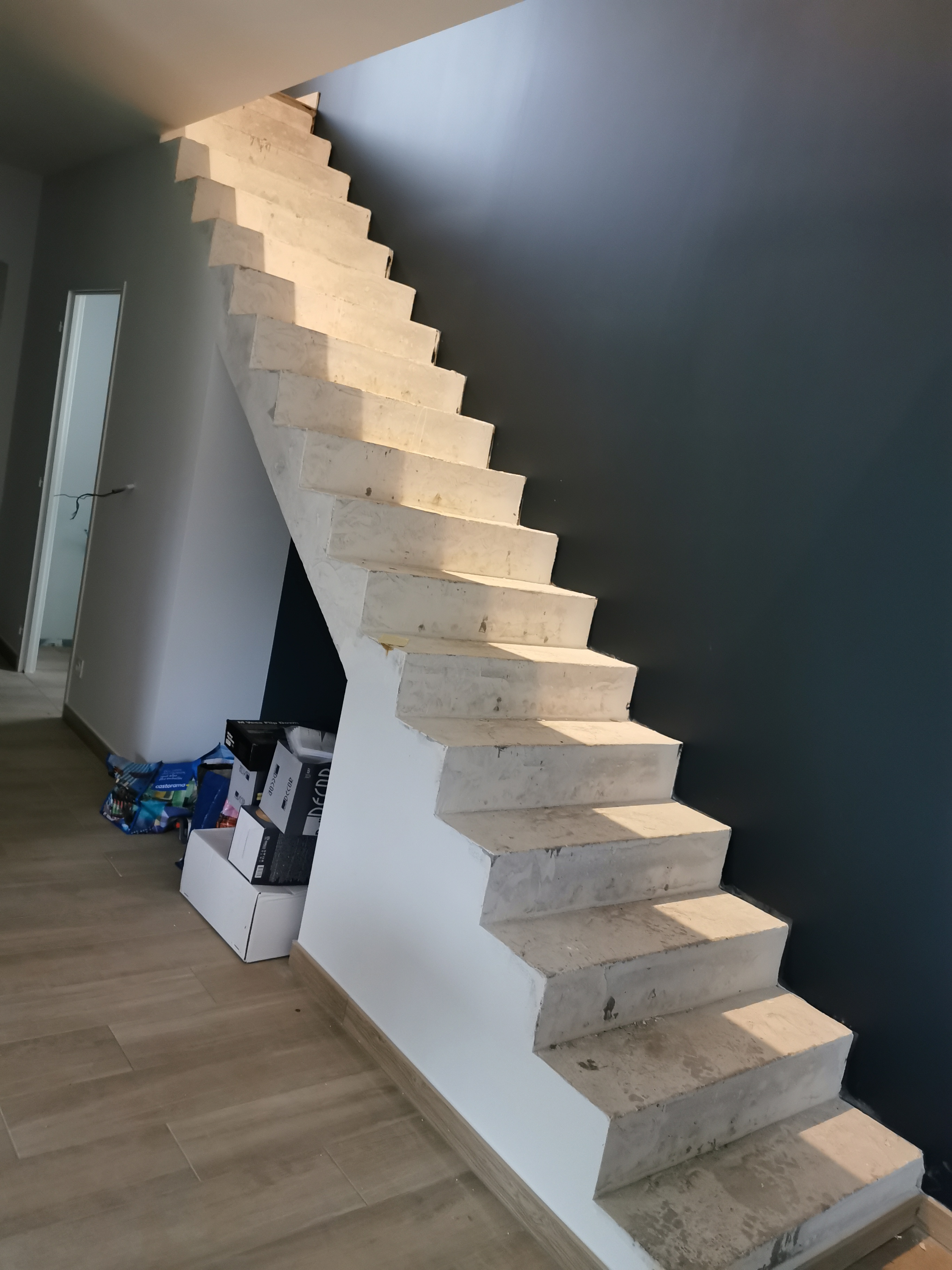 belle volée droite d'un escalier à paillasse en béton ciré vernis mat couleur ardoise A anglet (64) pour un constructeur