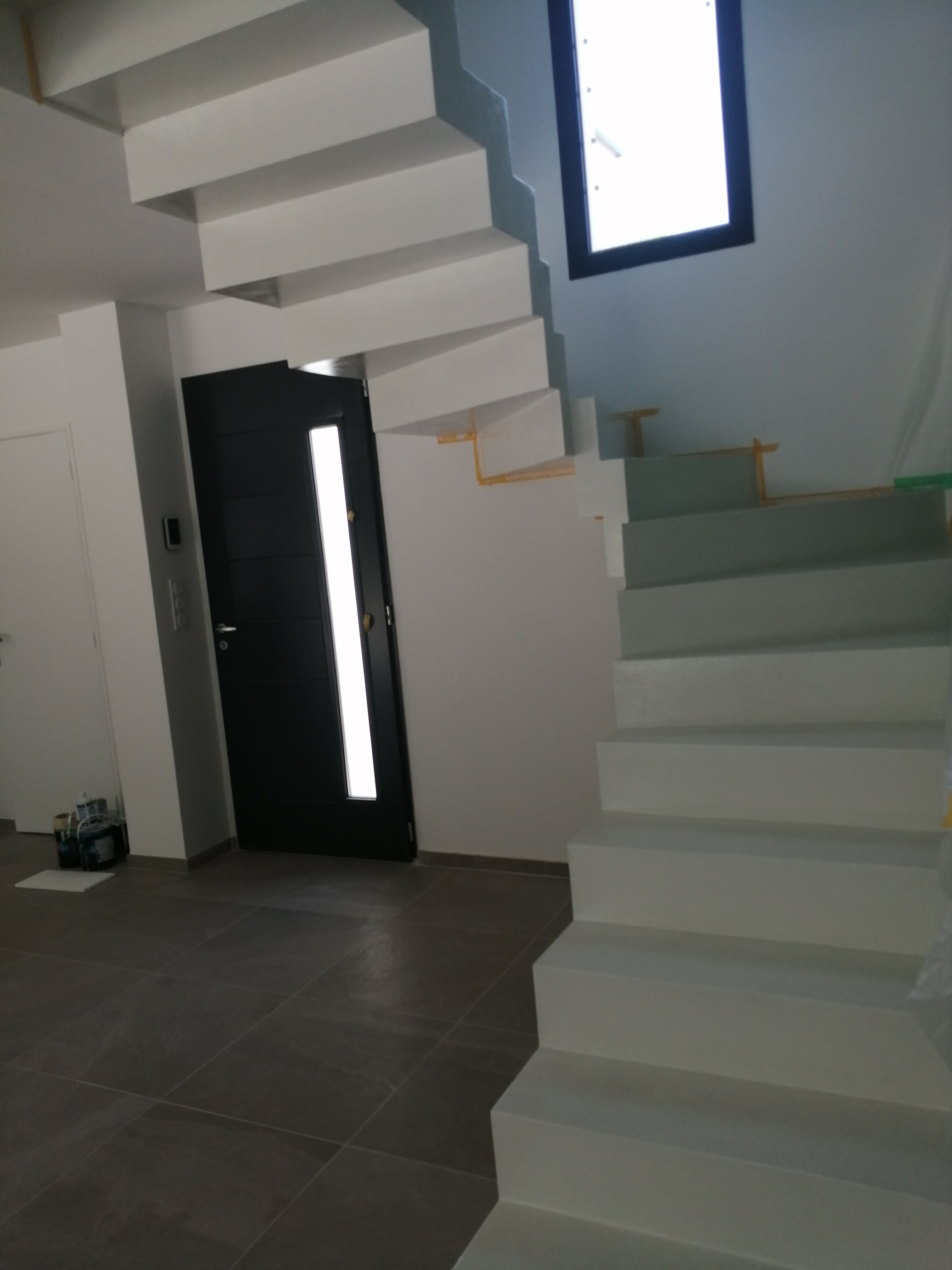 elégant escalier graphique avec effet flottant en béton ciré vernis brillant couleur everest Blanc pur à Montpellier pour un particulier