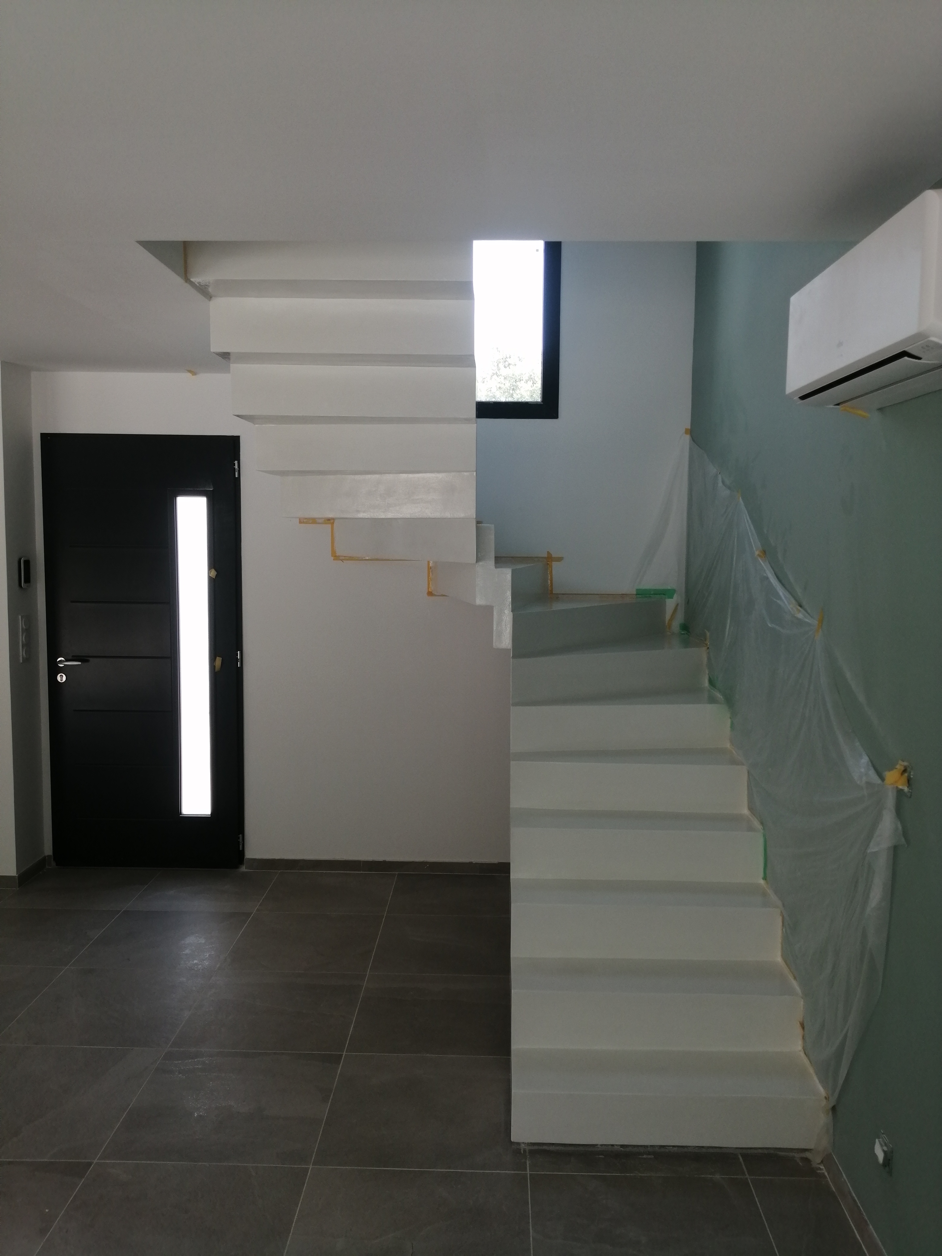 elégant escalier graphique avec effet flottant en béton ciré vernis brillant couleur everest Blanc pur à Montpellier pour un particulier