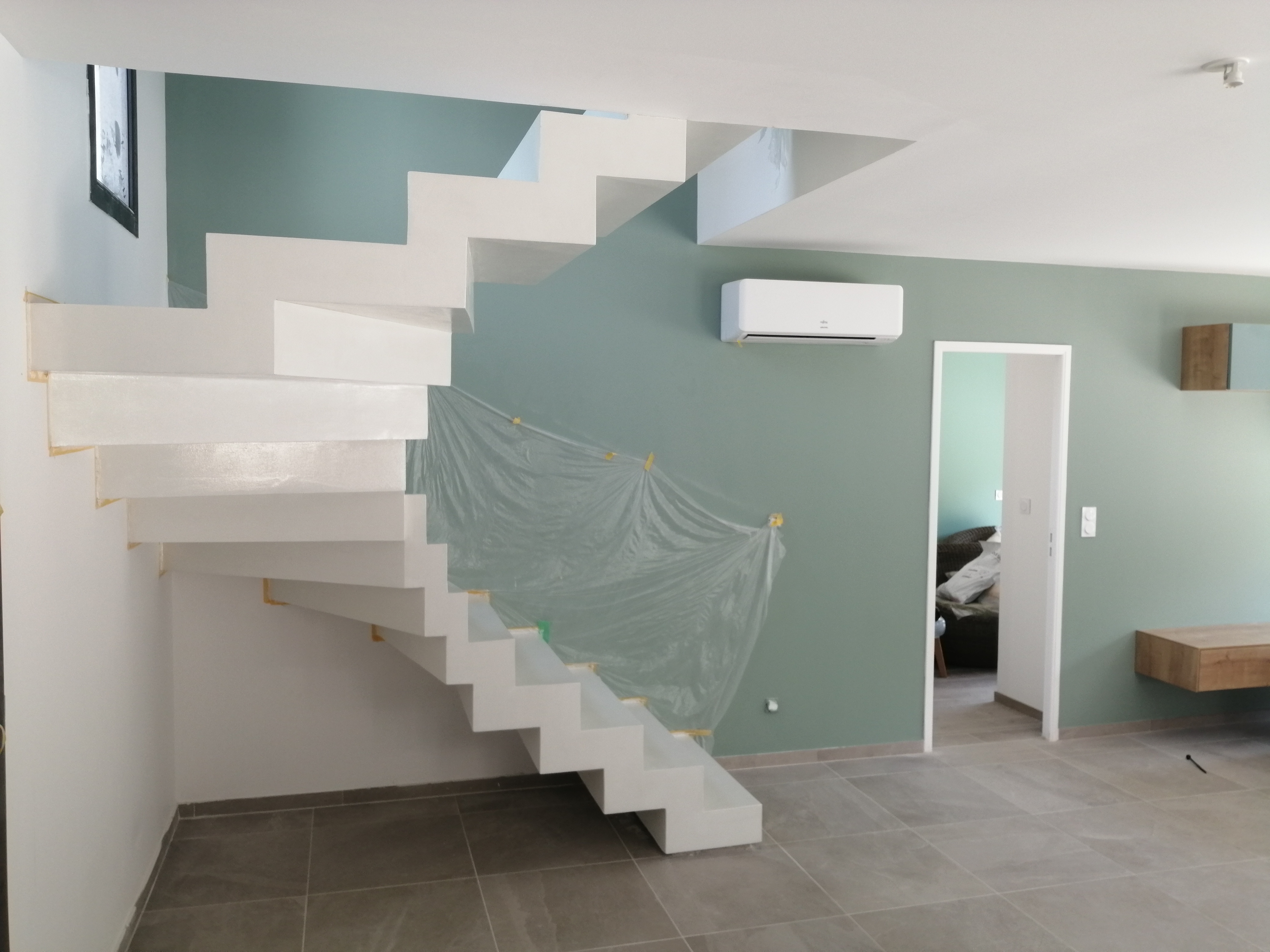 elégant escalier graphique avec effet flottant en béton ciré vernis brillant couleur everest Blanc pur à Montpellier pour un particulier