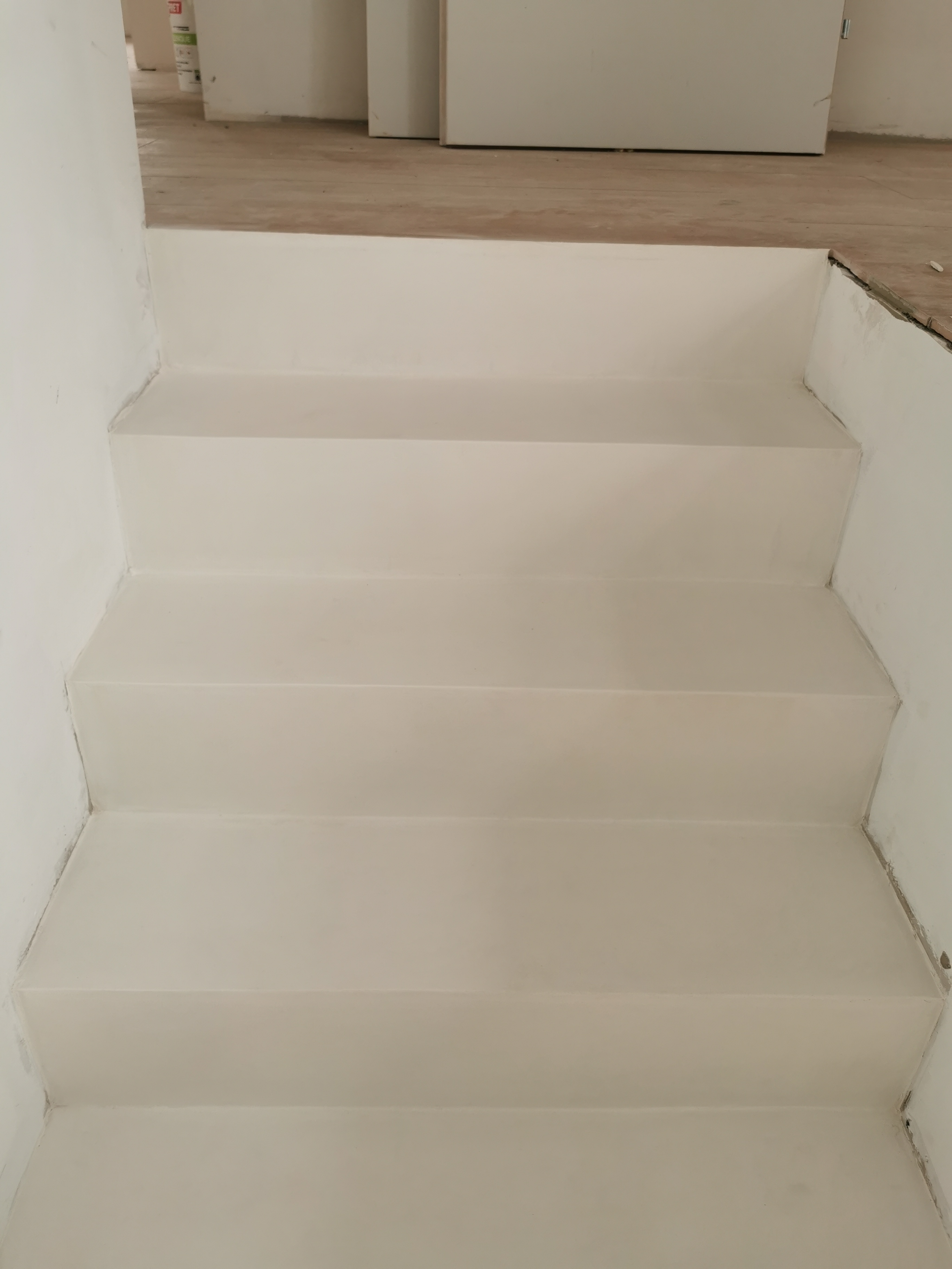 élégante volée droite d'un escalier à paillasse en béton ciré vernis mat couleur everest Au Taillan médoc proche de Bordeaux en Gironde Nouvelle Aquitaine pour un particulier