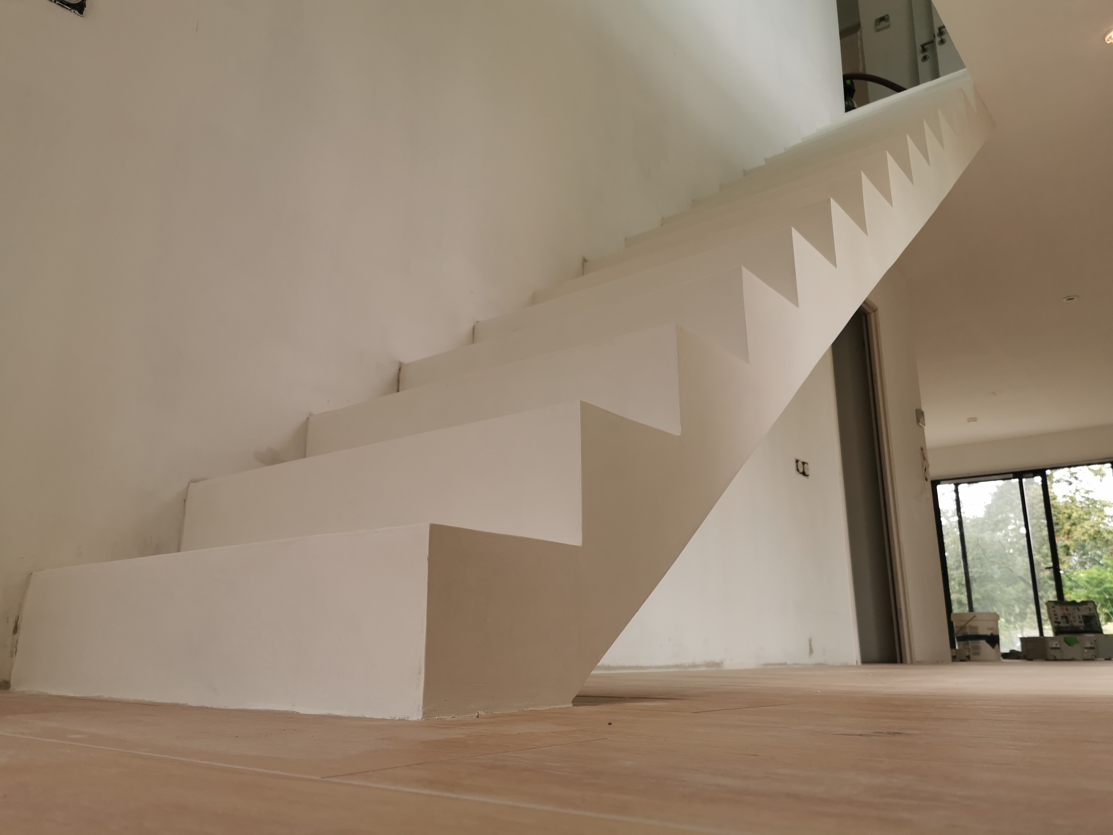 élégante volée droite d'un escalier à paillasse en béton ciré vernis mat couleur everest Au Taillan médoc proche de Bordeaux en Gironde Nouvelle Aquitaine pour un particulier