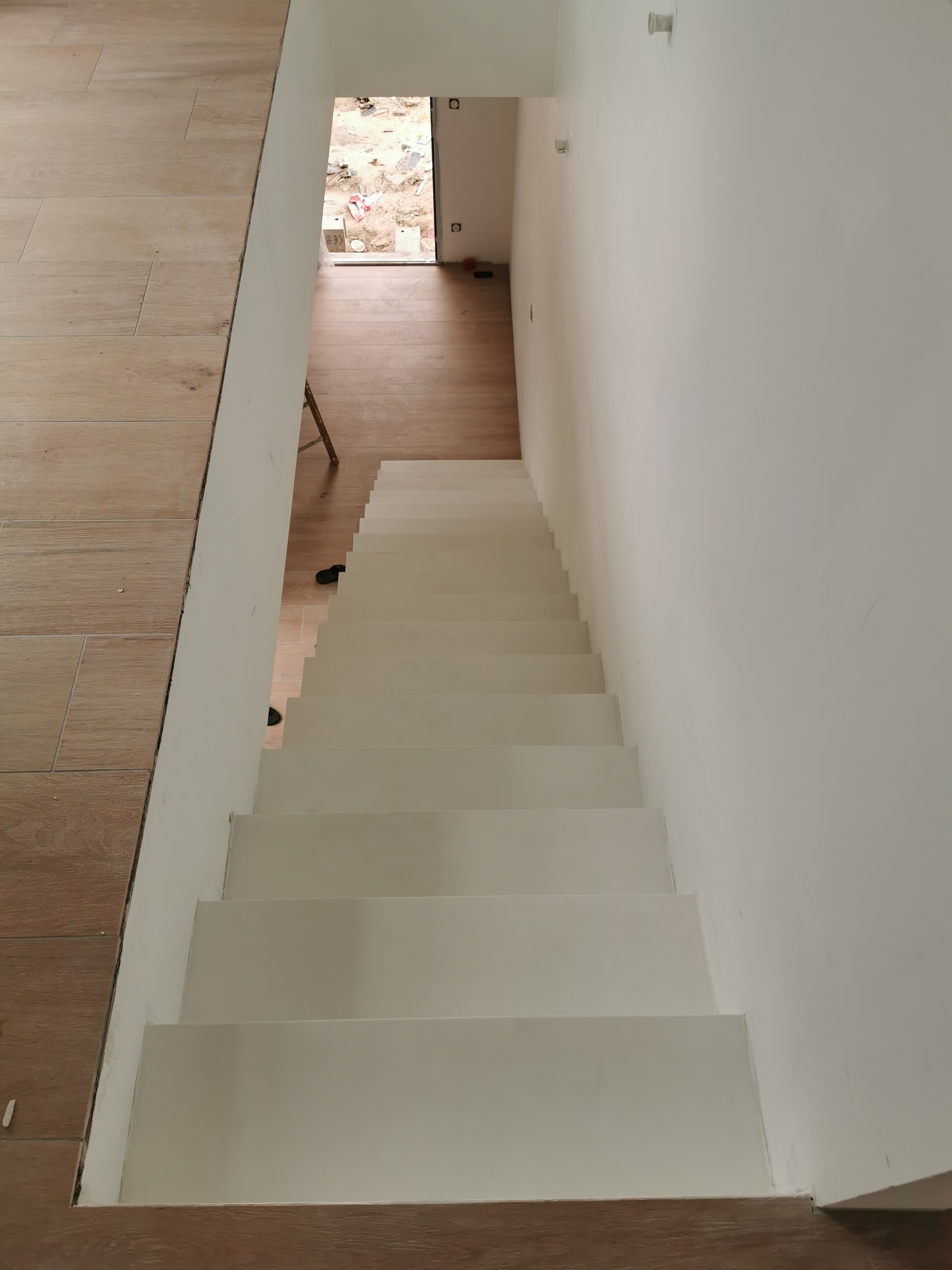élégante volée droite d'un escalier à paillasse en béton ciré vernis mat couleur everest Au Taillan médoc proche de Bordeaux en Gironde Nouvelle Aquitaine pour un particulier