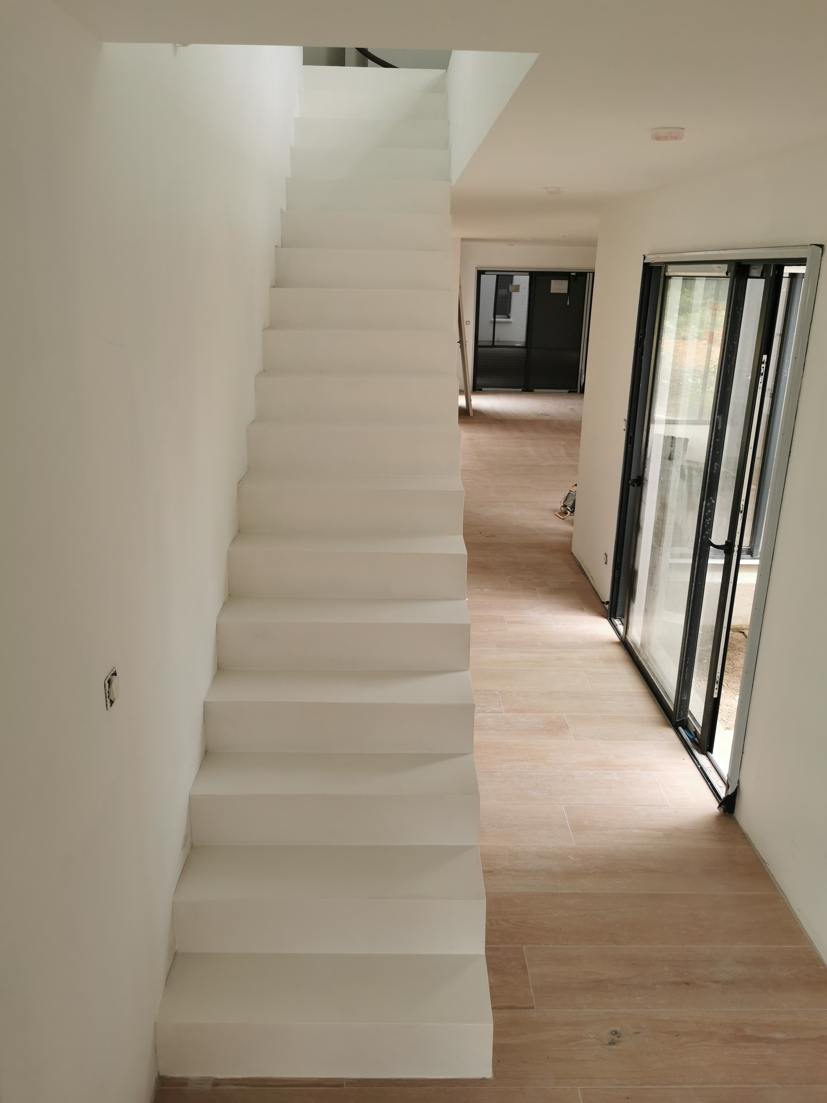 élégante volée droite d'un escalier à paillasse en béton ciré vernis mat couleur everest Au Taillan médoc proche de Bordeaux en Gironde Nouvelle Aquitaine pour un particulier
