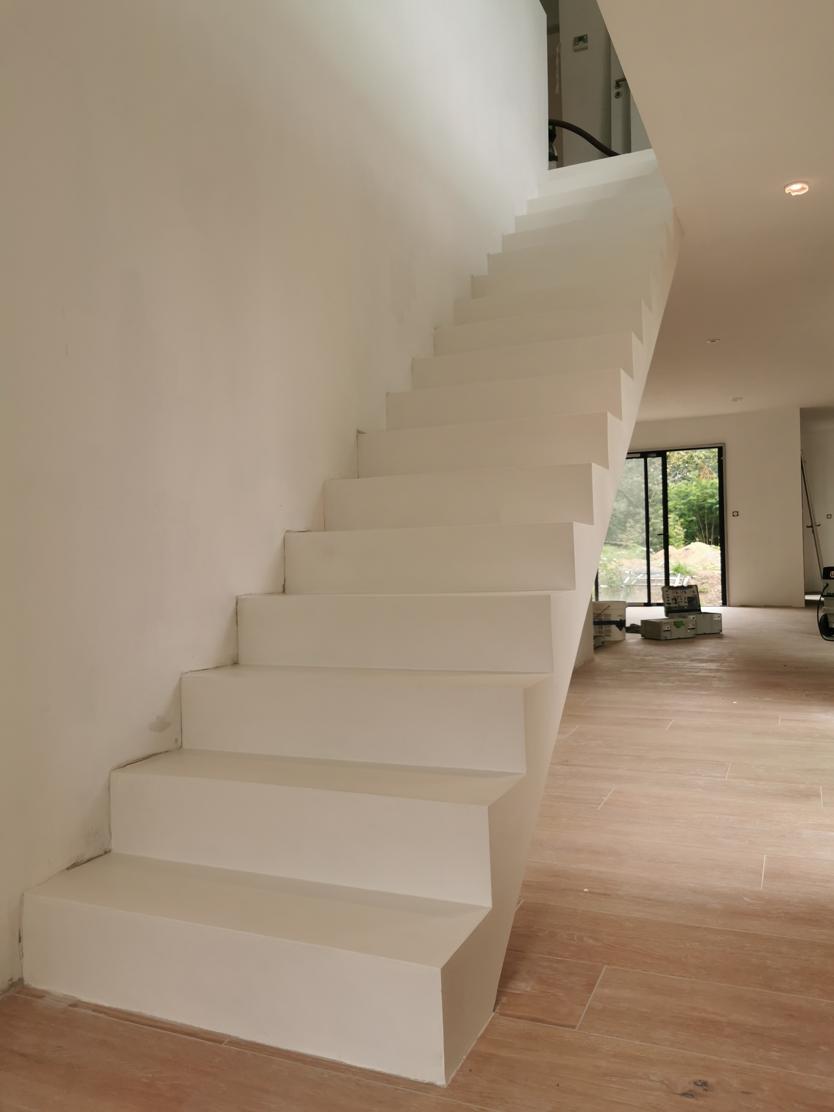 élégante volée droite d'un escalier à paillasse en béton ciré vernis mat couleur everest Au Taillan médoc proche de Bordeaux en Gironde Nouvelle Aquitaine pour un particulier