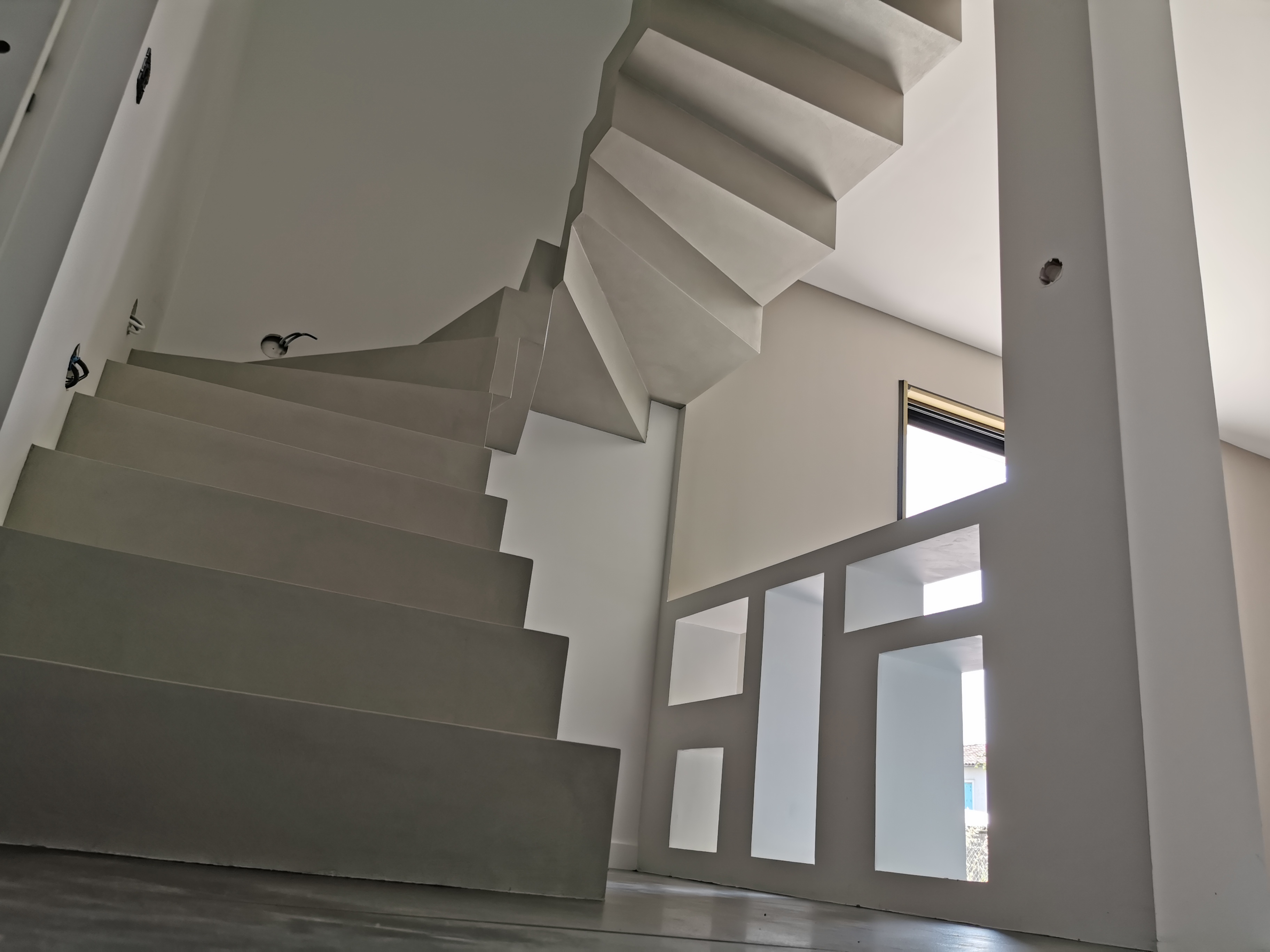 magnifique escalier crémaillère deux quart balancé en béton ciré vernis mat couleur poivre blanc Mérignac à Bordeaux en Gironde en Nouvelle Aquitaine pour un particulier