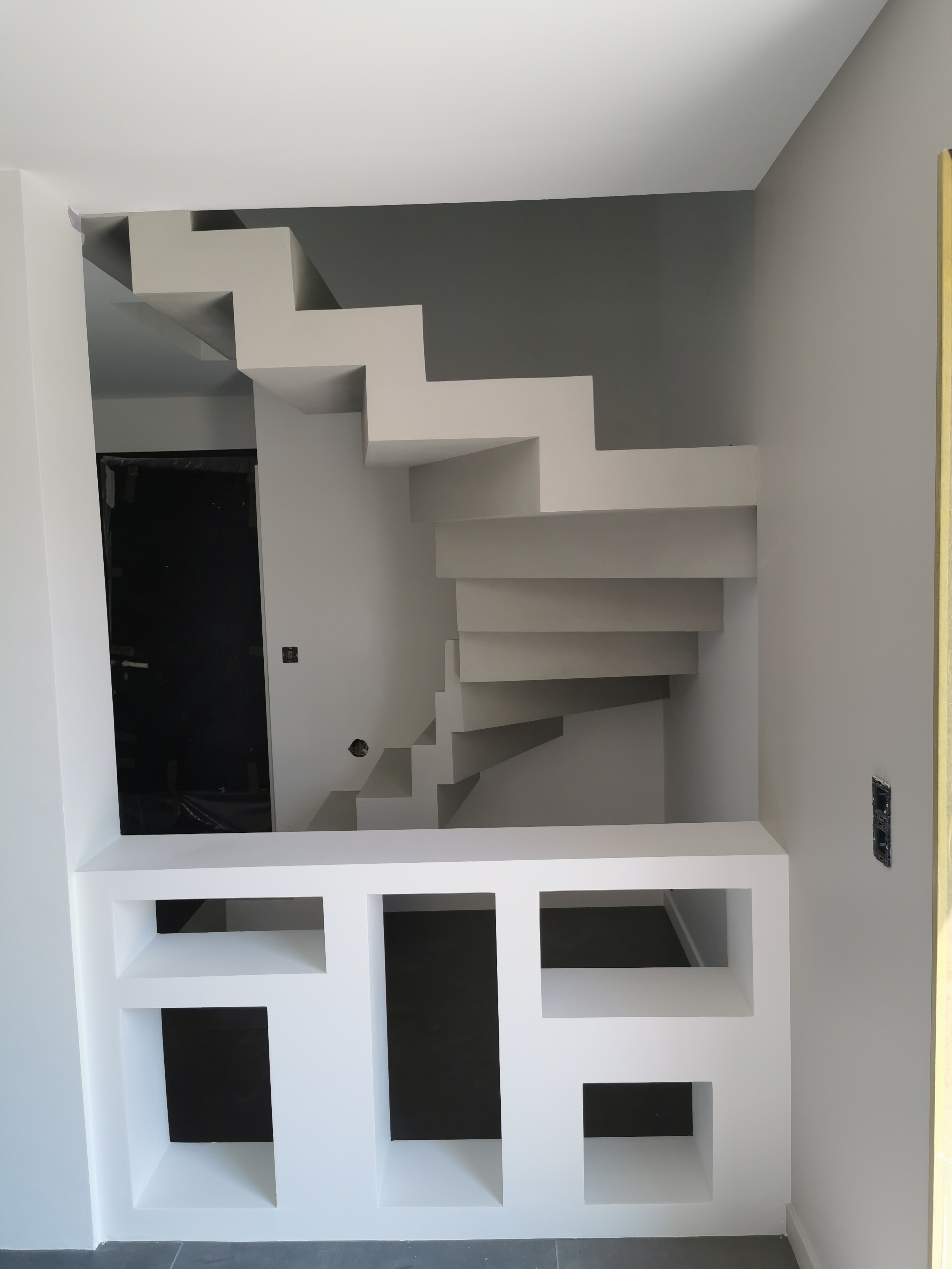 magnifique escalier crémaillère deux quart balancé en béton ciré vernis mat couleur poivre blanc Mérignac à Bordeaux en Gironde en Nouvelle Aquitaine pour un particulier