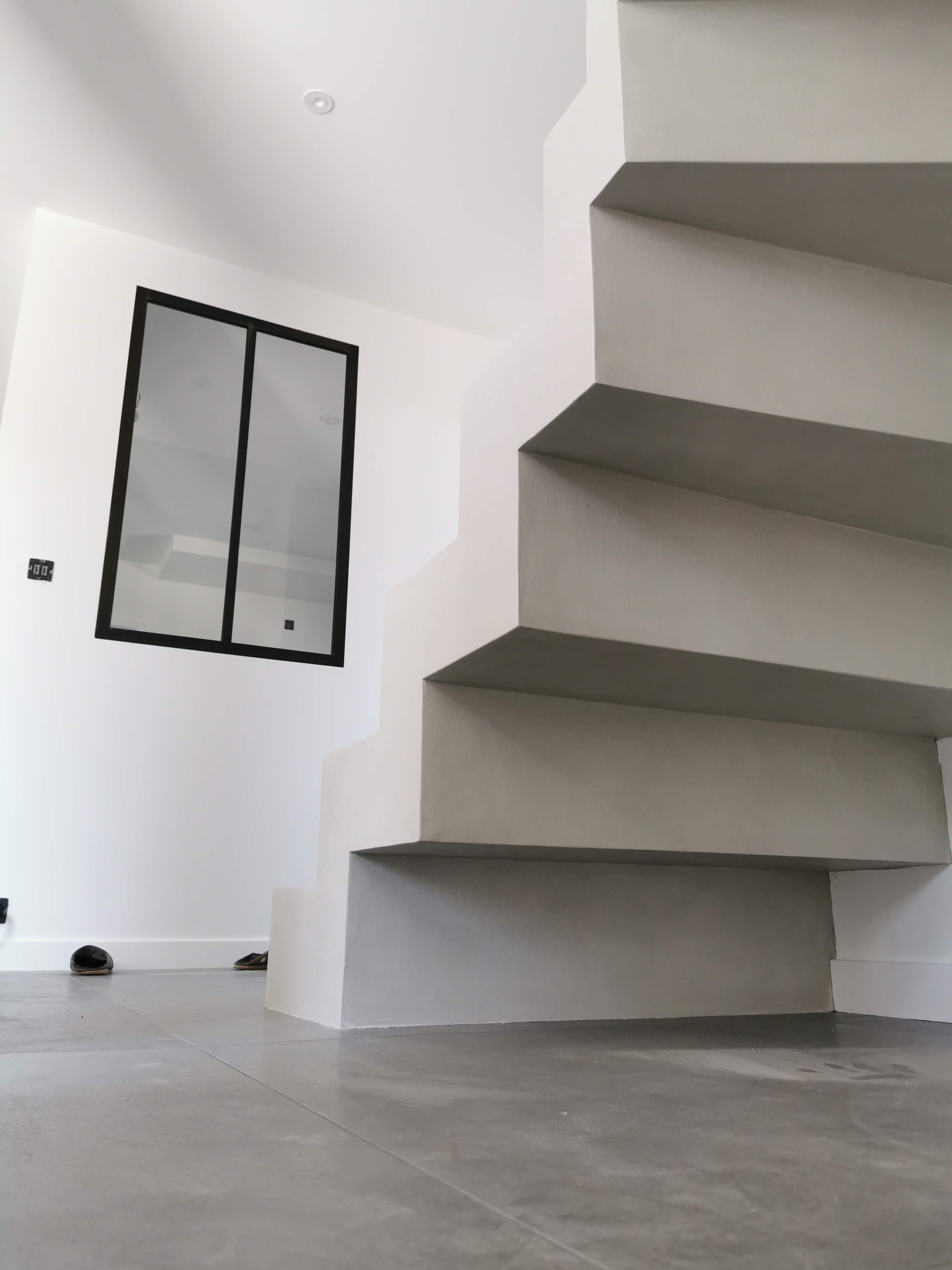 magnifique escalier crémaillère deux quart balancé en béton ciré vernis mat couleur poivre blanc Mérignac à Bordeaux en Gironde en Nouvelle Aquitaine pour un particulier