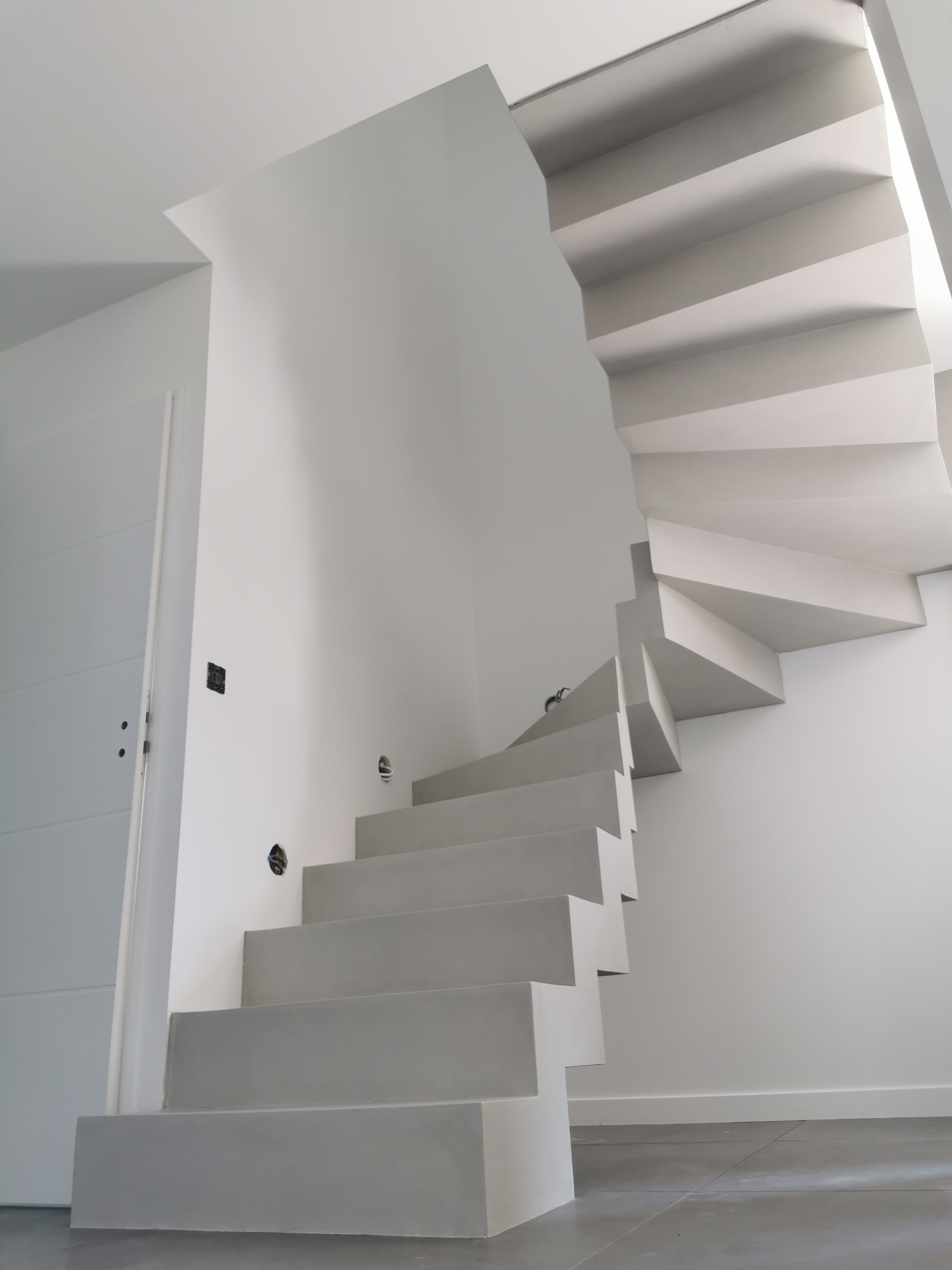 magnifique escalier crémaillère deux quart balancé en béton ciré vernis mat couleur poivre blanc Mérignac à Bordeaux en Gironde en Nouvelle Aquitaine pour un particulier