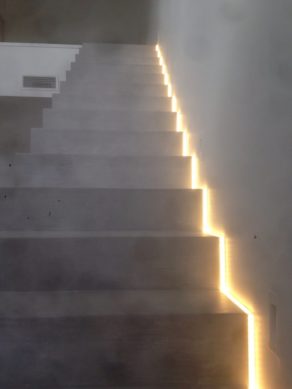 remarquable escalier crémaillère avec palier intermédiaire en béton ciré  a montpellier  pour un particulier