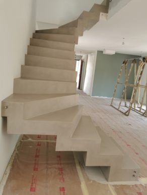 remarquable escalier crémaillère contemporain en béton ciré vernis mat couleur galet original La Teste-de-Buch Arcachon  pour un particulier