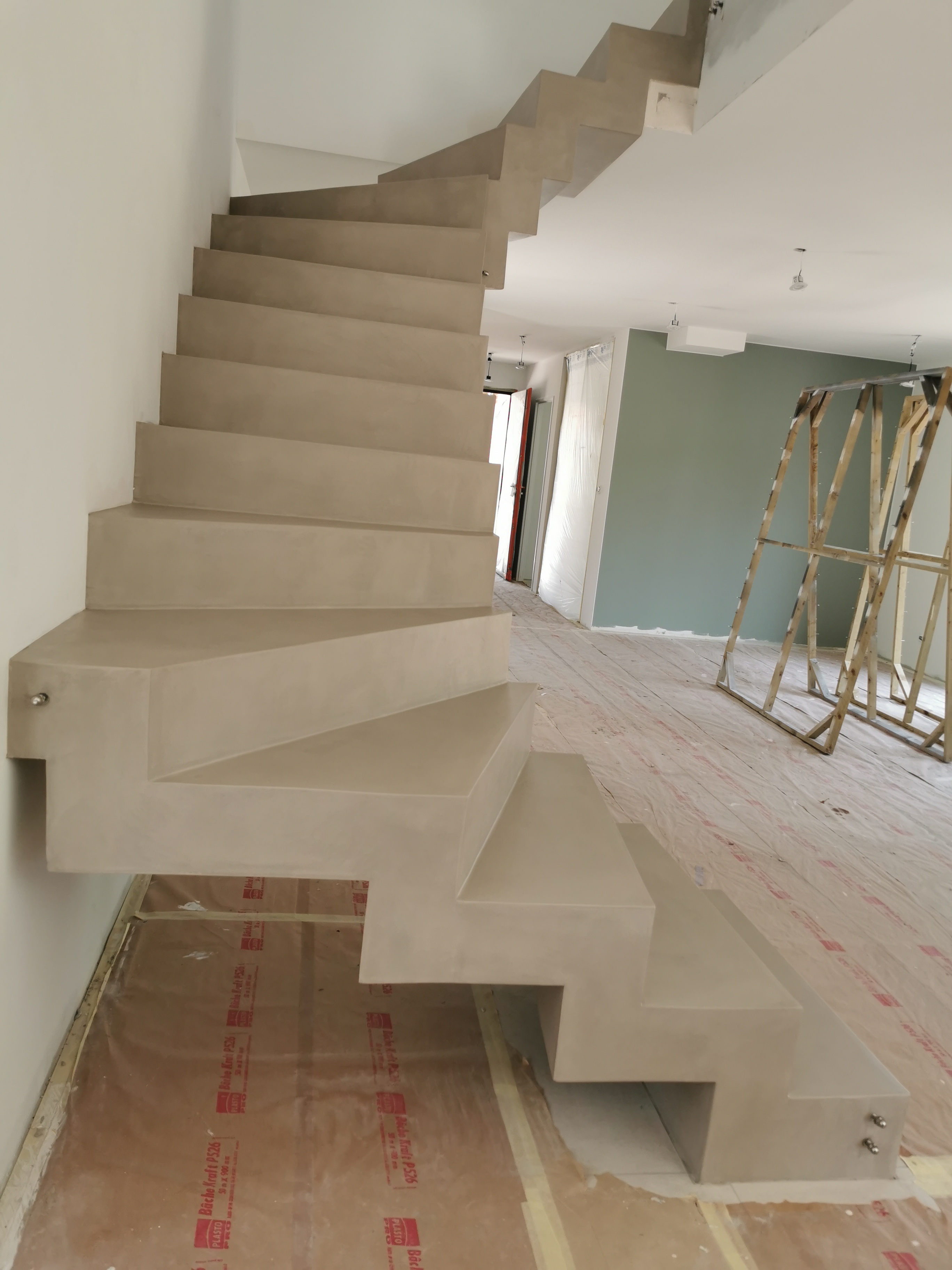 remarquable escalier crémaillère contemporain en béton ciré vernis mat couleur galet original La Teste-de-Buch Arcachon pour un particulier