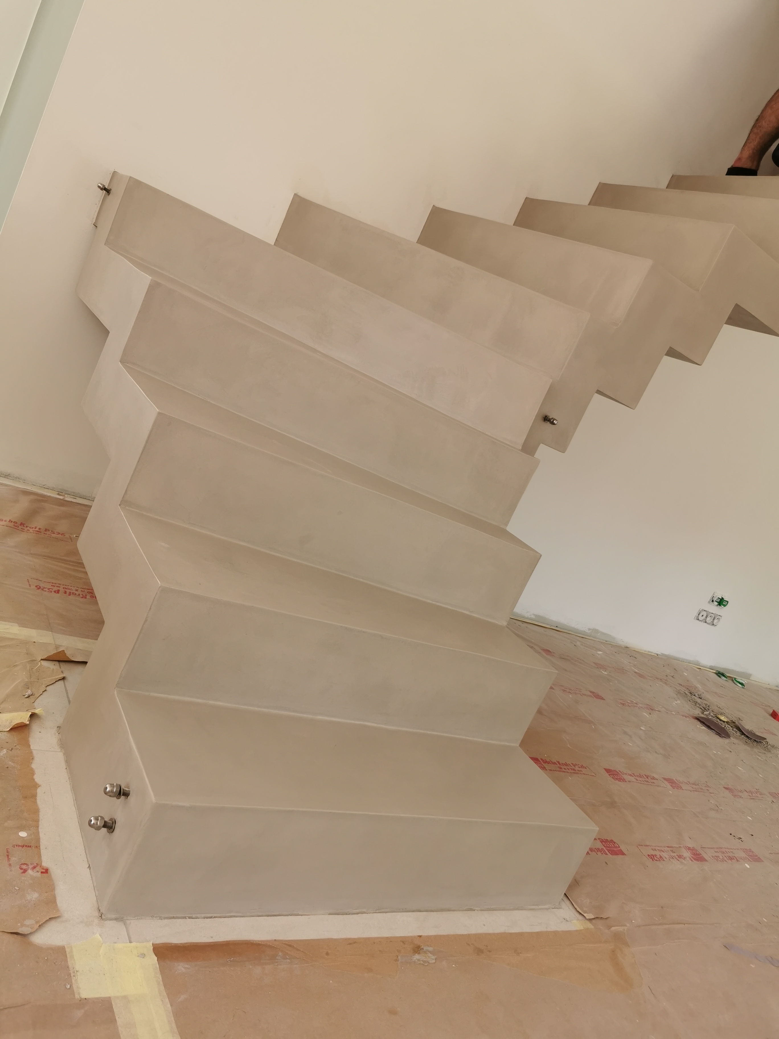 remarquable escalier crémaillère contemporain en béton ciré vernis mat couleur galet original La Teste-de-Buch Arcachon pour un particulier