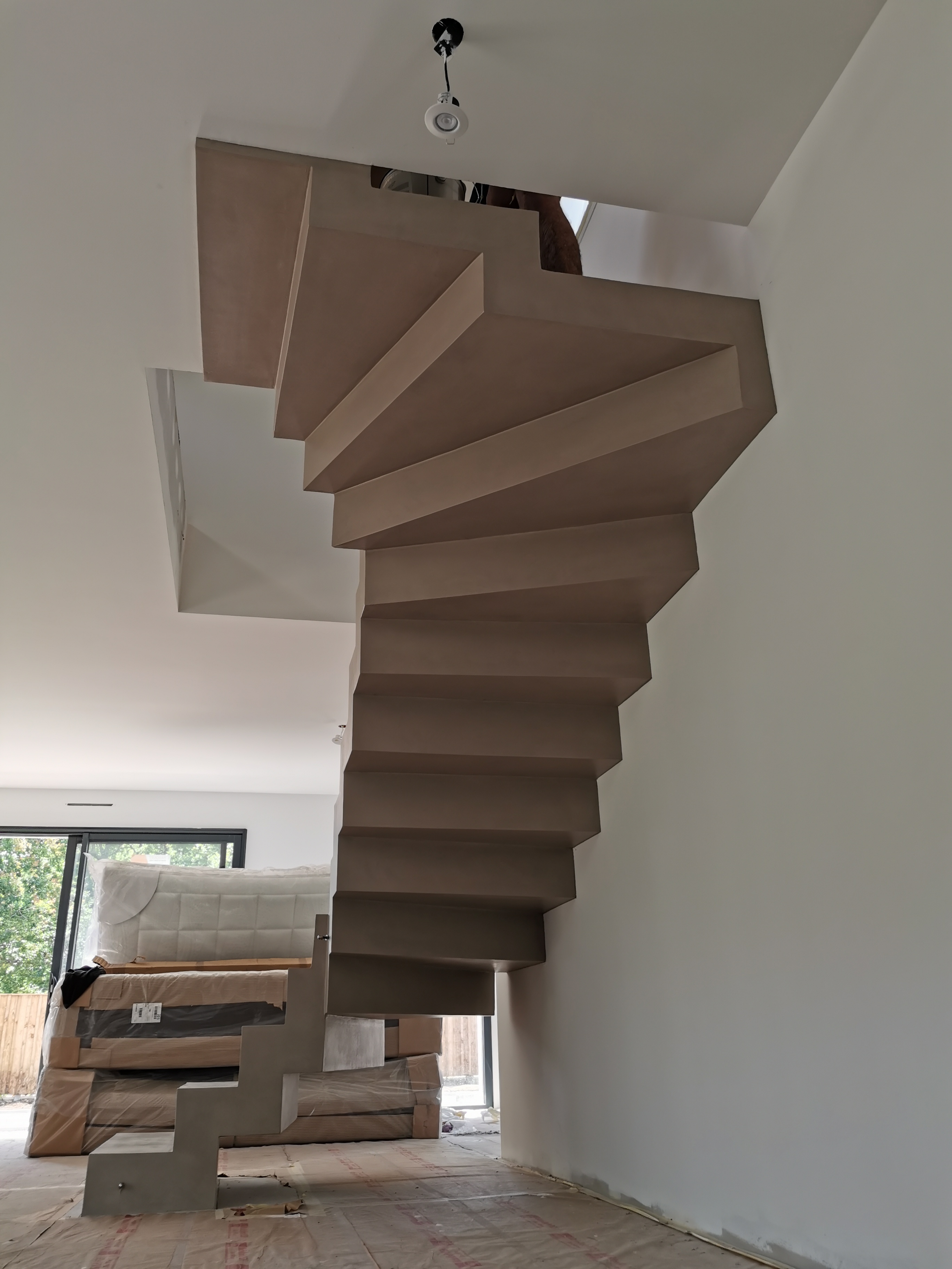 remarquable escalier crémaillère contemporain en béton ciré vernis mat couleur galet original La Teste-de-Buch Arcachon pour un particulier