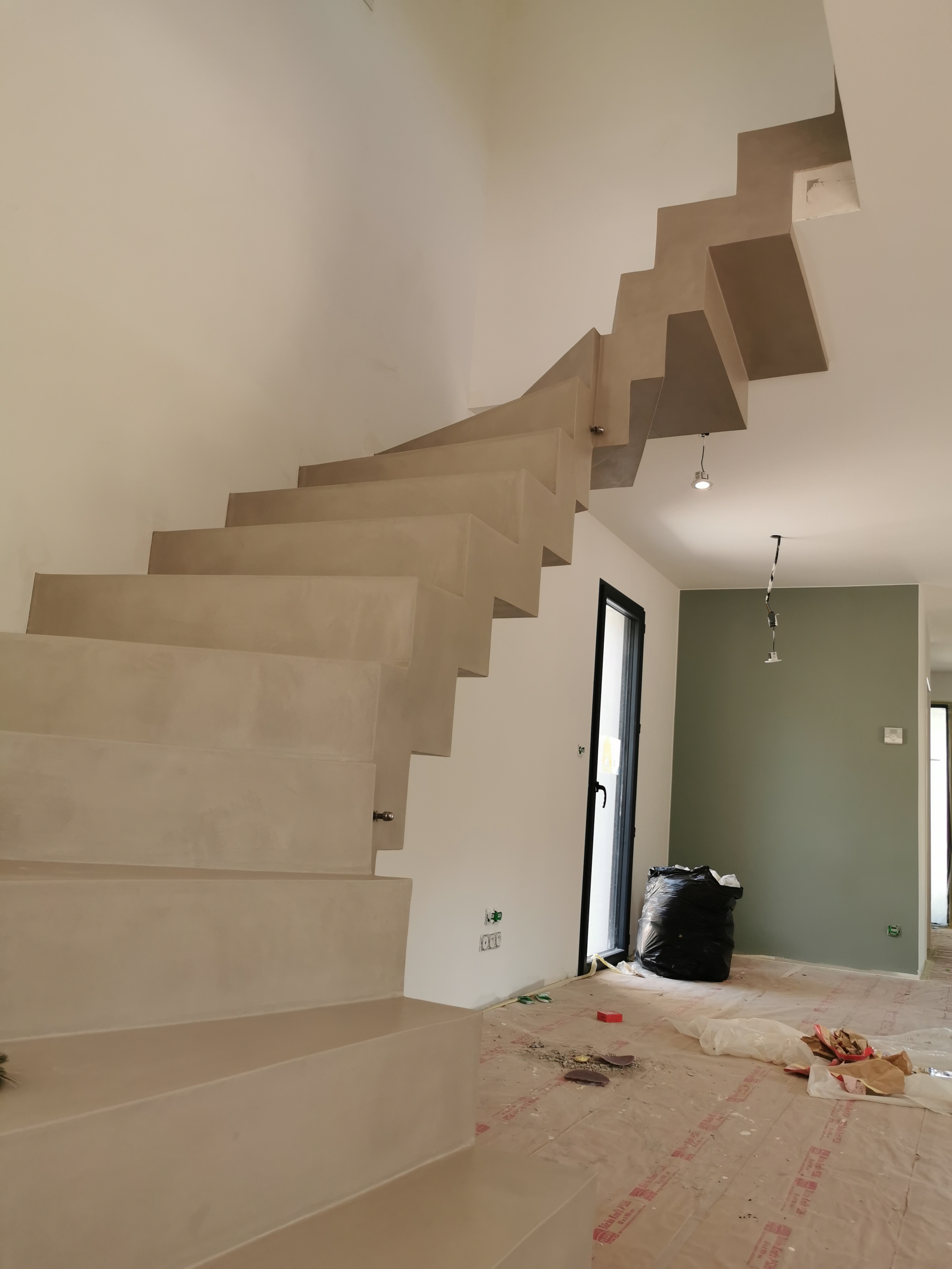 remarquable escalier crémaillère contemporain en béton ciré vernis mat couleur galet original La Teste-de-Buch Arcachon pour un particulier